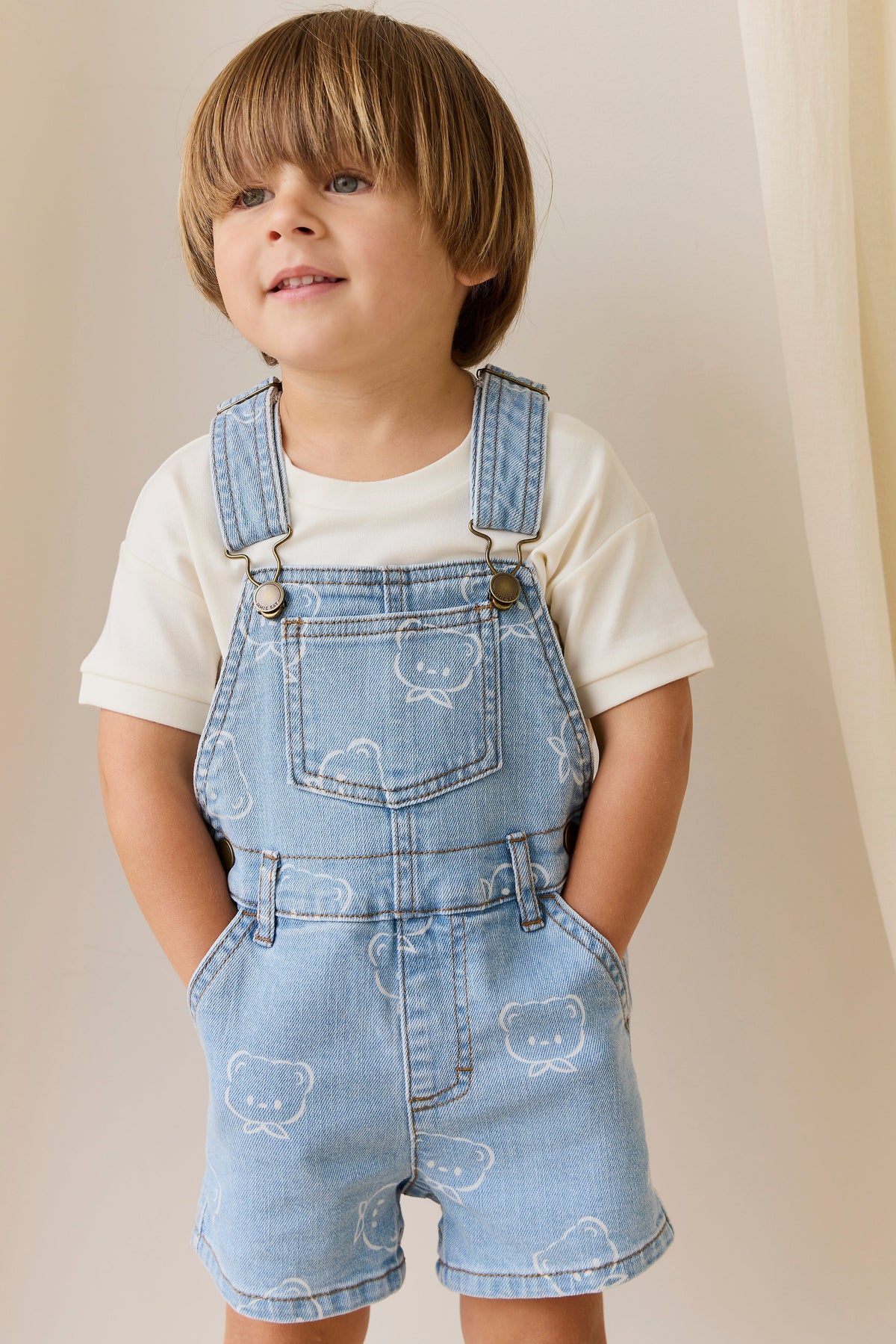 Salopette courte classique en coton avec bretelles réglables et poche bavette pour bébés et tout-petits