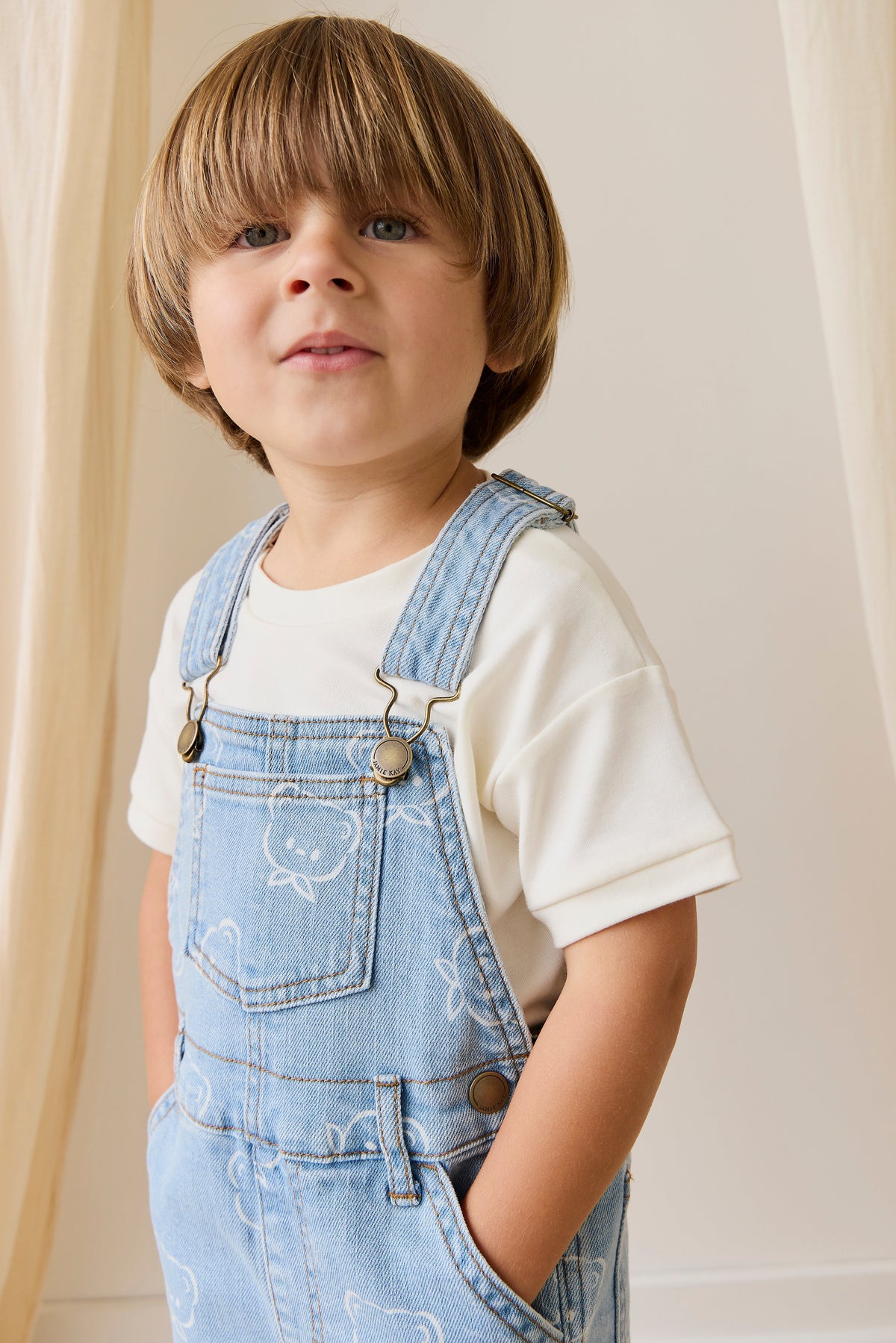 Salopette courte classique en coton avec bretelles réglables et poche bavette pour bébés et tout-petits