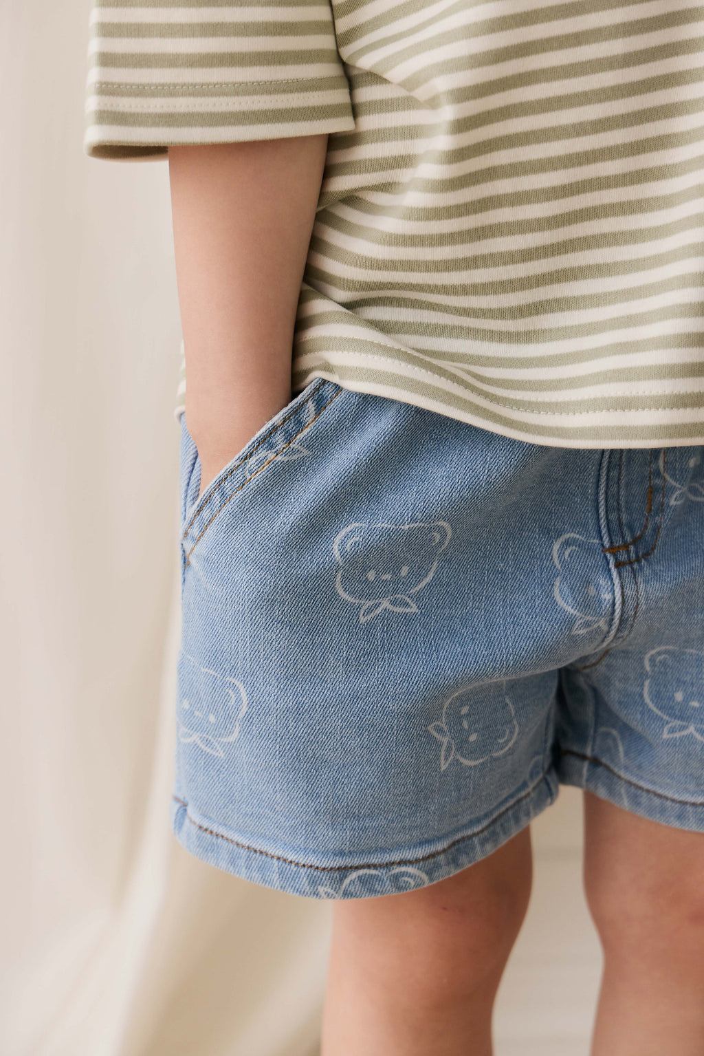 Short en jean imprimé ludique avec taille élastique et extensible pour le jeu quotidien