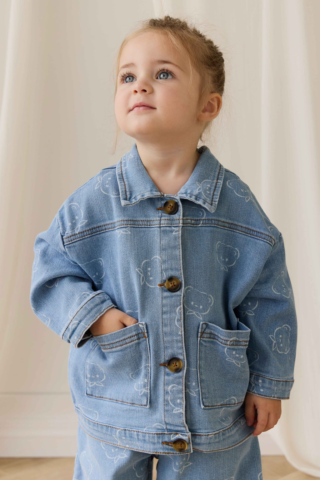 Veste En Jean Classique Bleu Clair Imprimée Avec Fermeture Boutonnée Et Poches Plaquées Pour Enfants