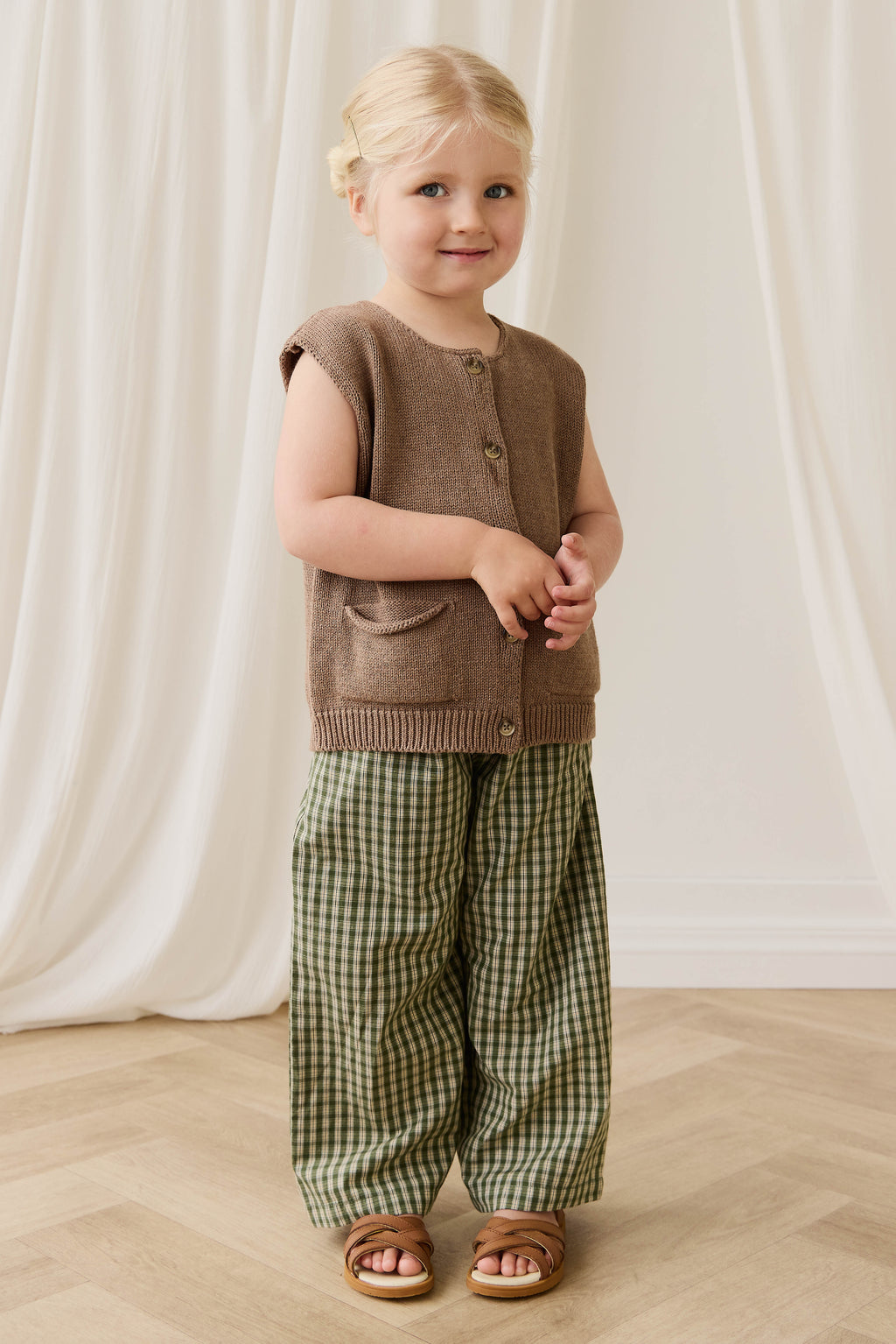 Gilet classique marron en coton boutonné avec poches plaquées pour enfants