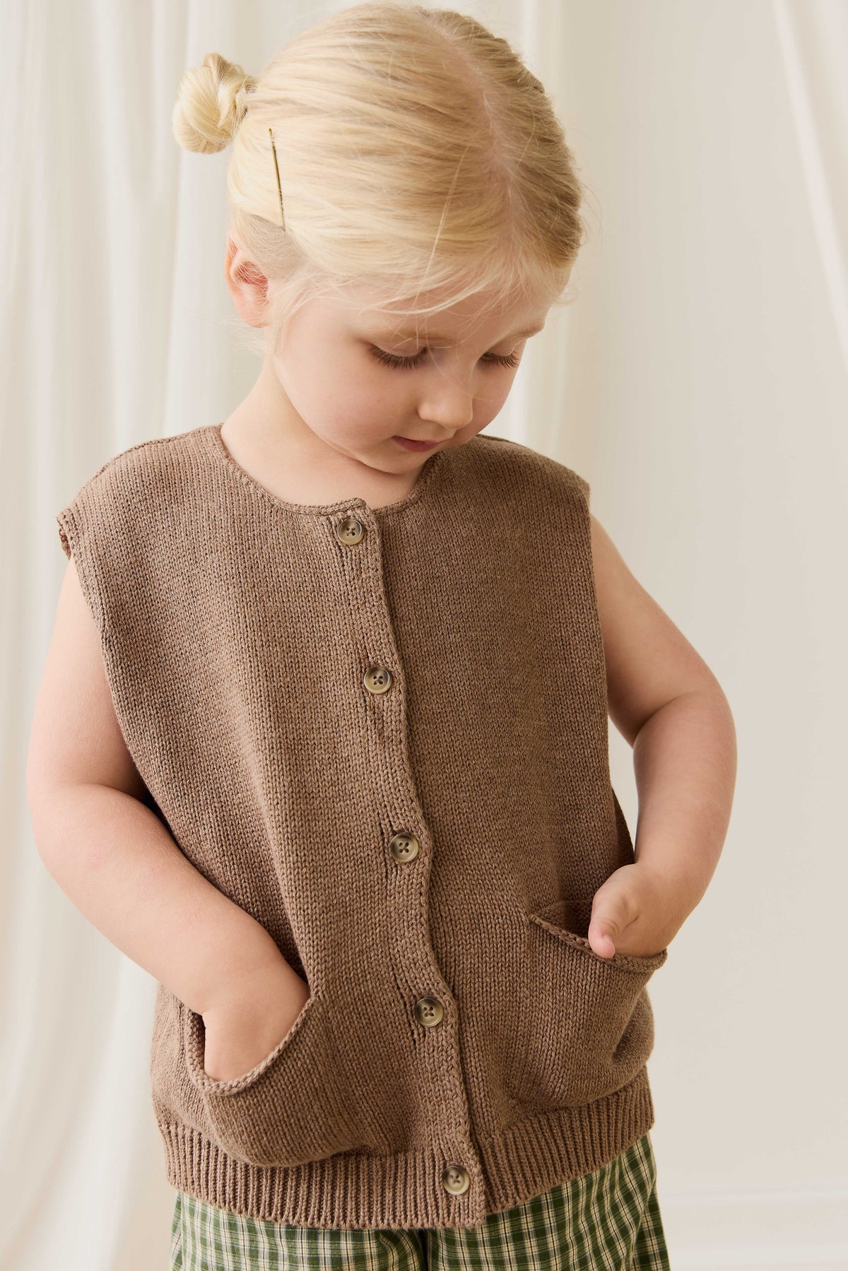 Gilet classique marron en coton boutonné avec poches plaquées pour enfants