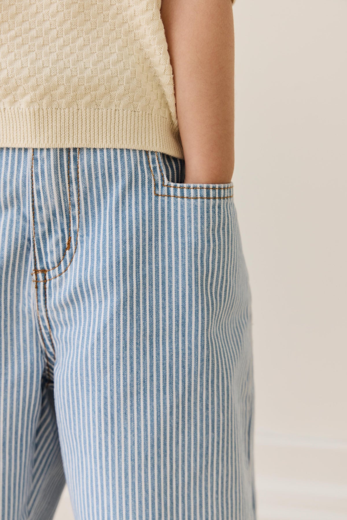 Pantalon en jean rayé bleu clair vintage avec taille élastique et boutons sans nickel pour enfants