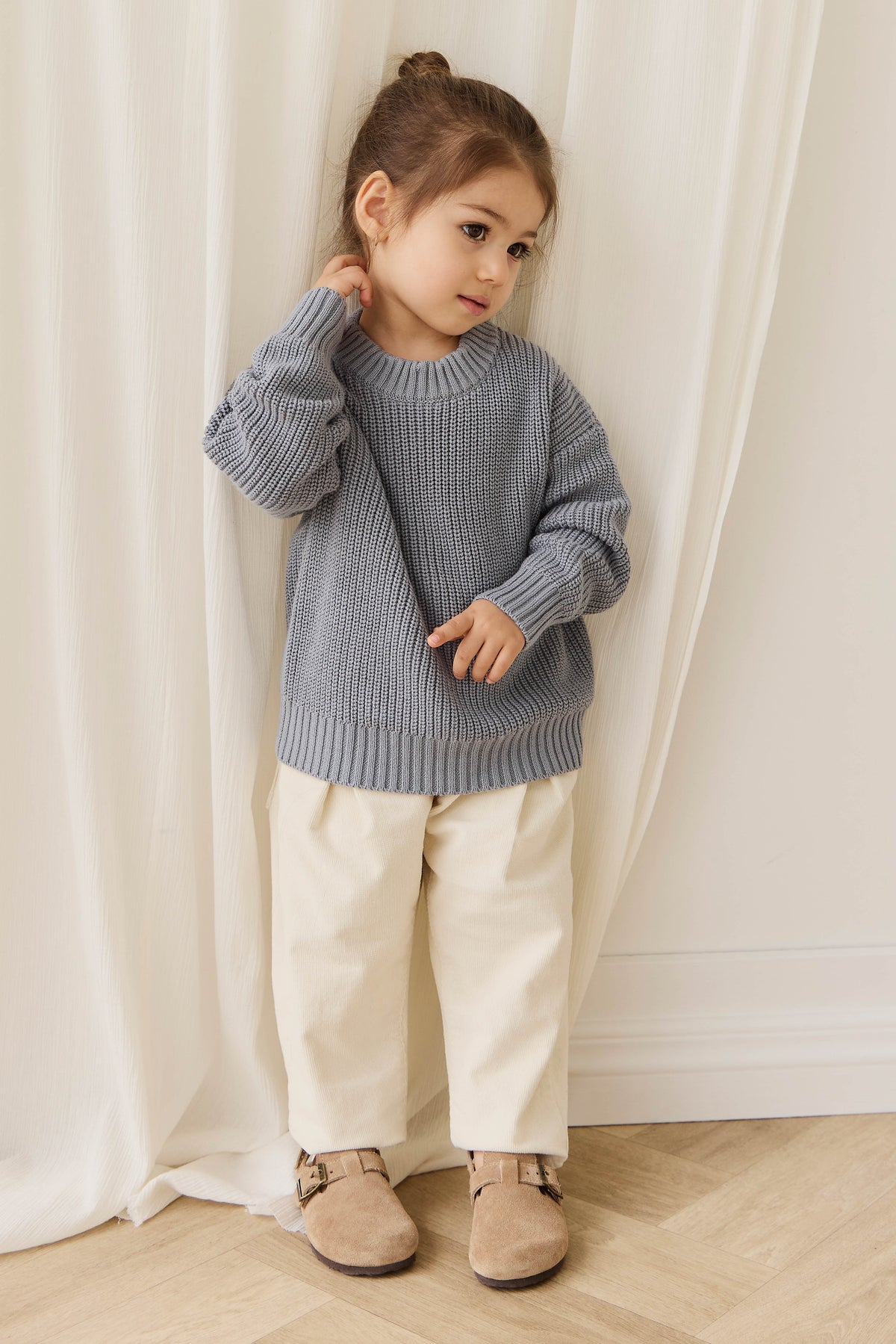 Pantalon plissé classique en coton neutre et chaud, avec coupe ajustée pour le quotidien