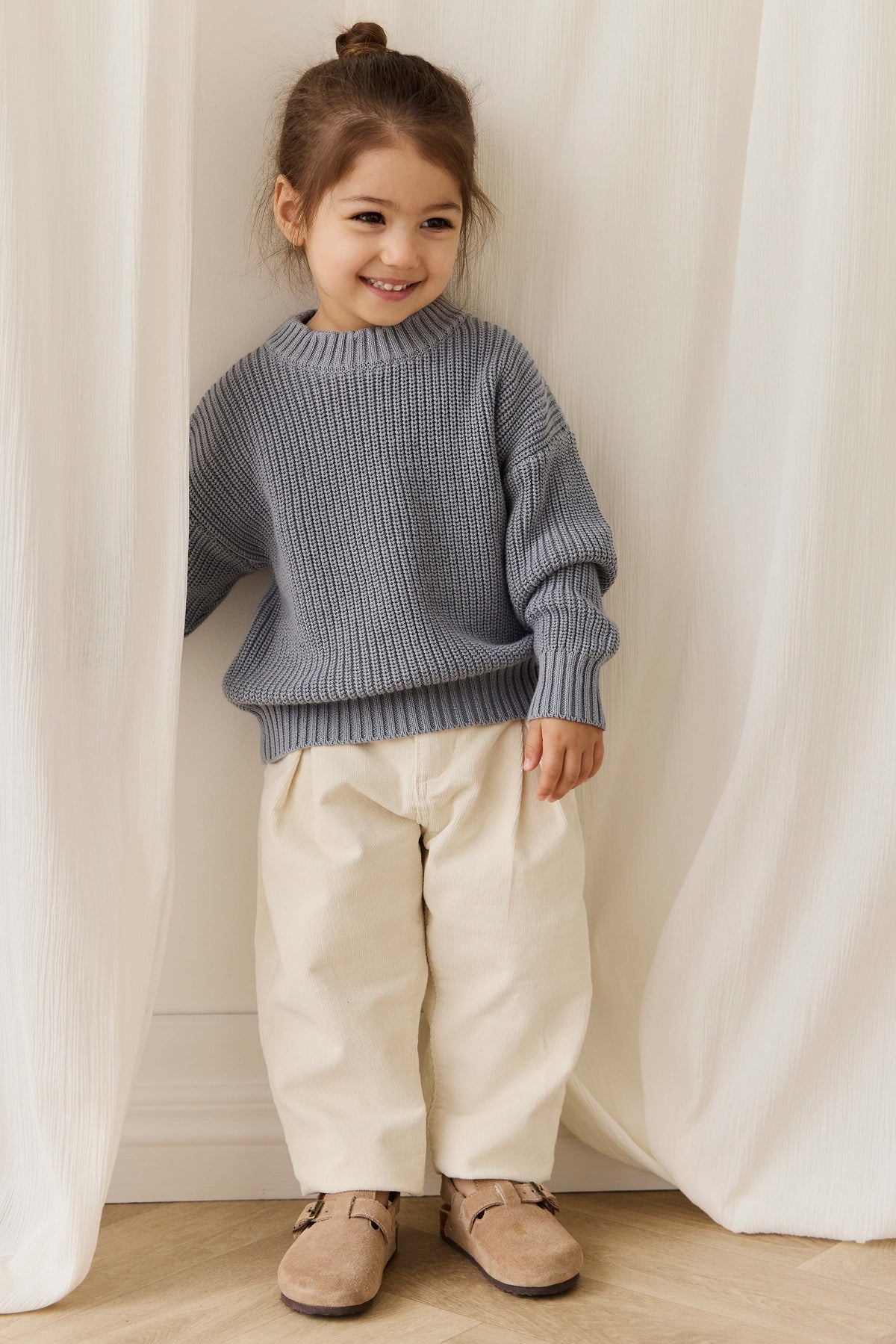 Pantalon plissé classique en coton neutre et chaud, avec coupe ajustée pour le quotidien