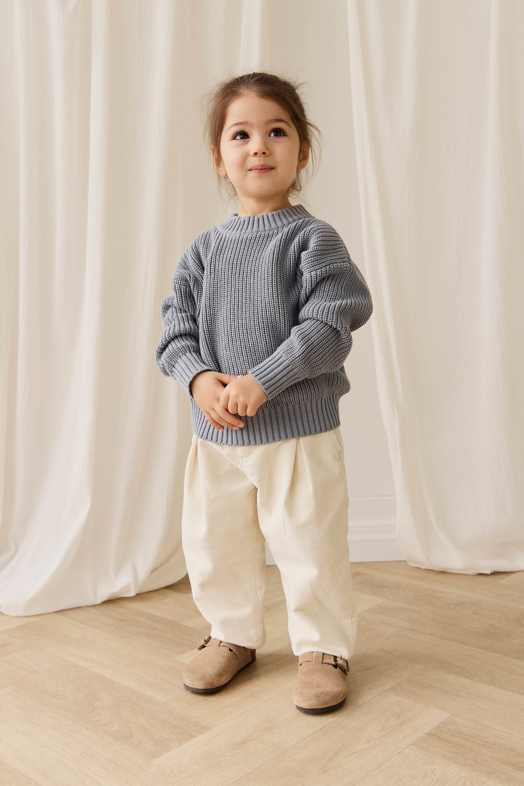Pantalon plissé classique en coton neutre et chaud, avec coupe ajustée pour le quotidien