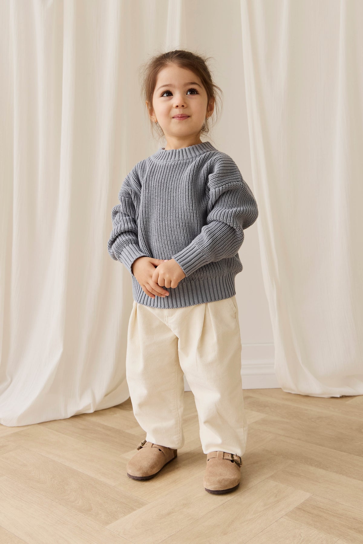 Pantalon plissé classique en coton neutre et chaud, avec coupe ajustée pour le quotidien