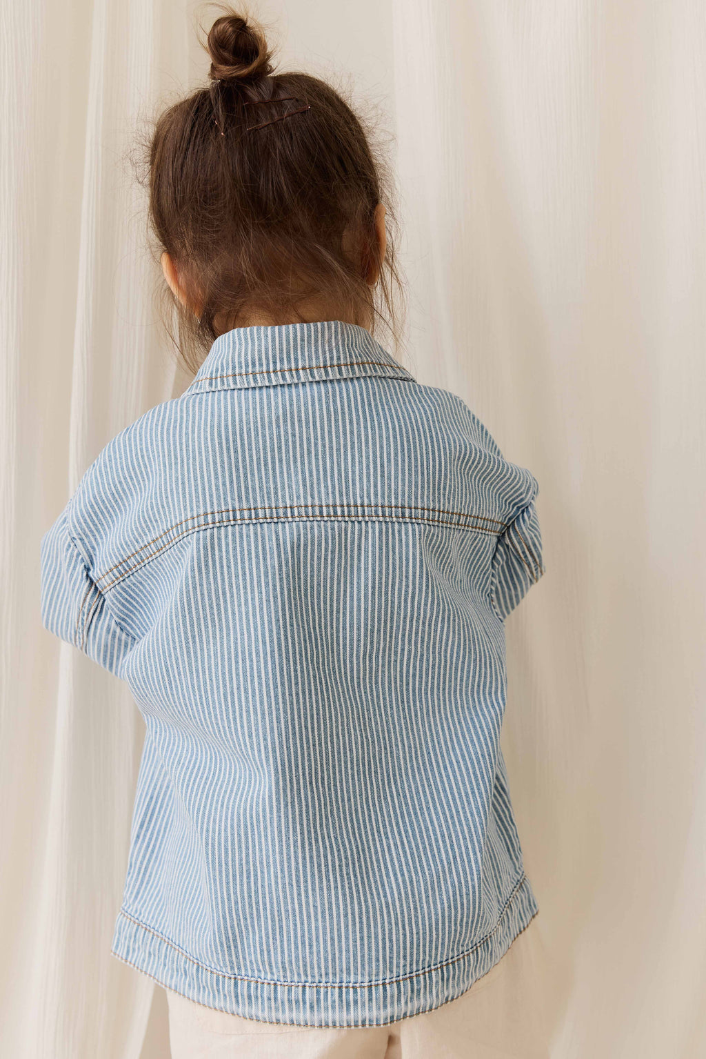 Veste enfant vintage en coton à fines rayures bleu clair, avec fermeture boutonnée et poches plaquées