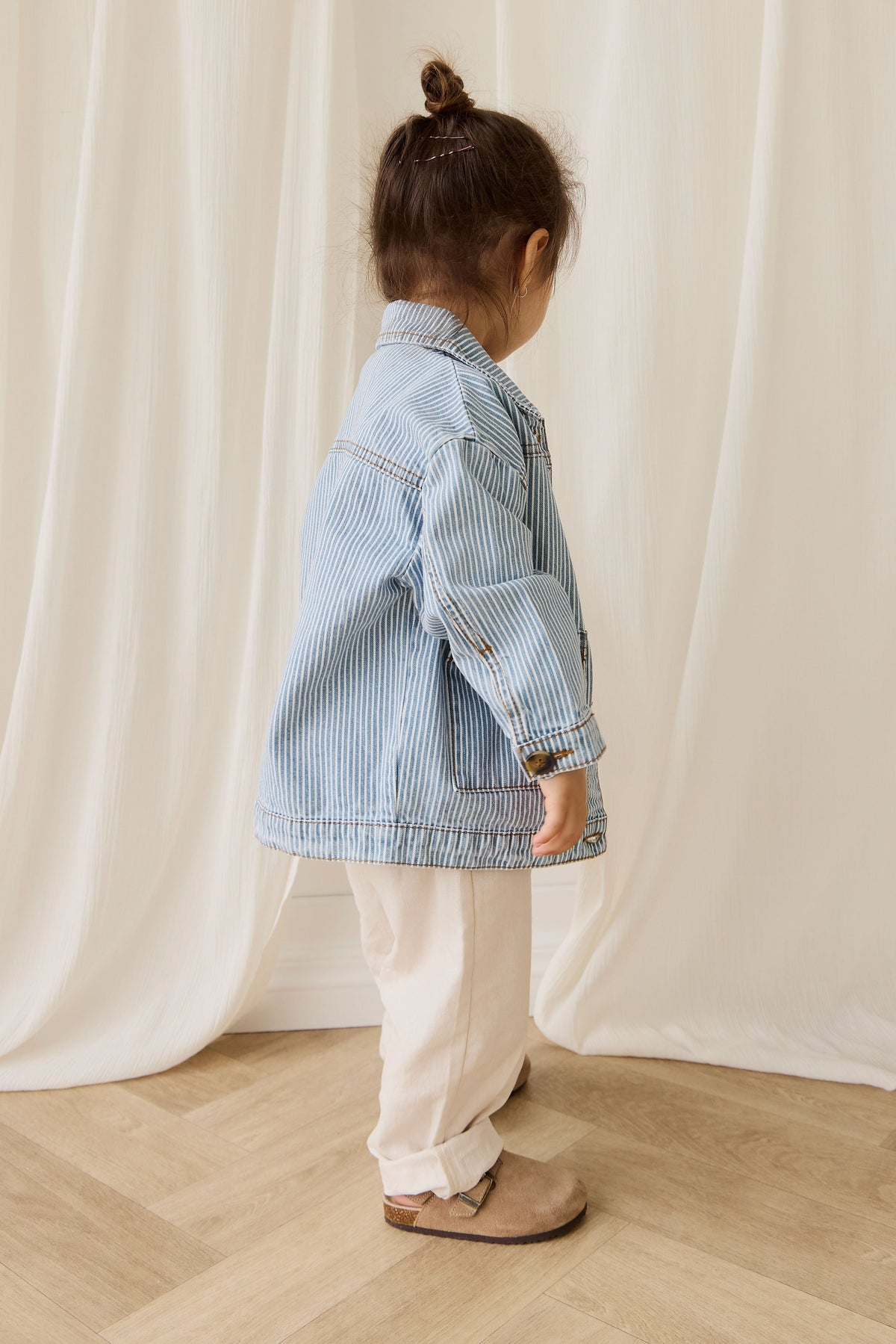 Veste enfant vintage en coton à fines rayures bleu clair, avec fermeture boutonnée et poches plaquées