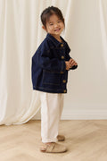 Veste en jean classique bleu indigo foncé avec surpiqûres contrastantes et boutons sans nickel pour enfants
