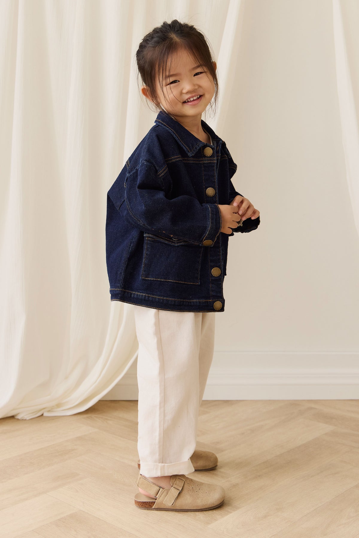 Veste en jean classique bleu indigo foncé avec surpiqûres contrastantes et boutons sans nickel pour enfants