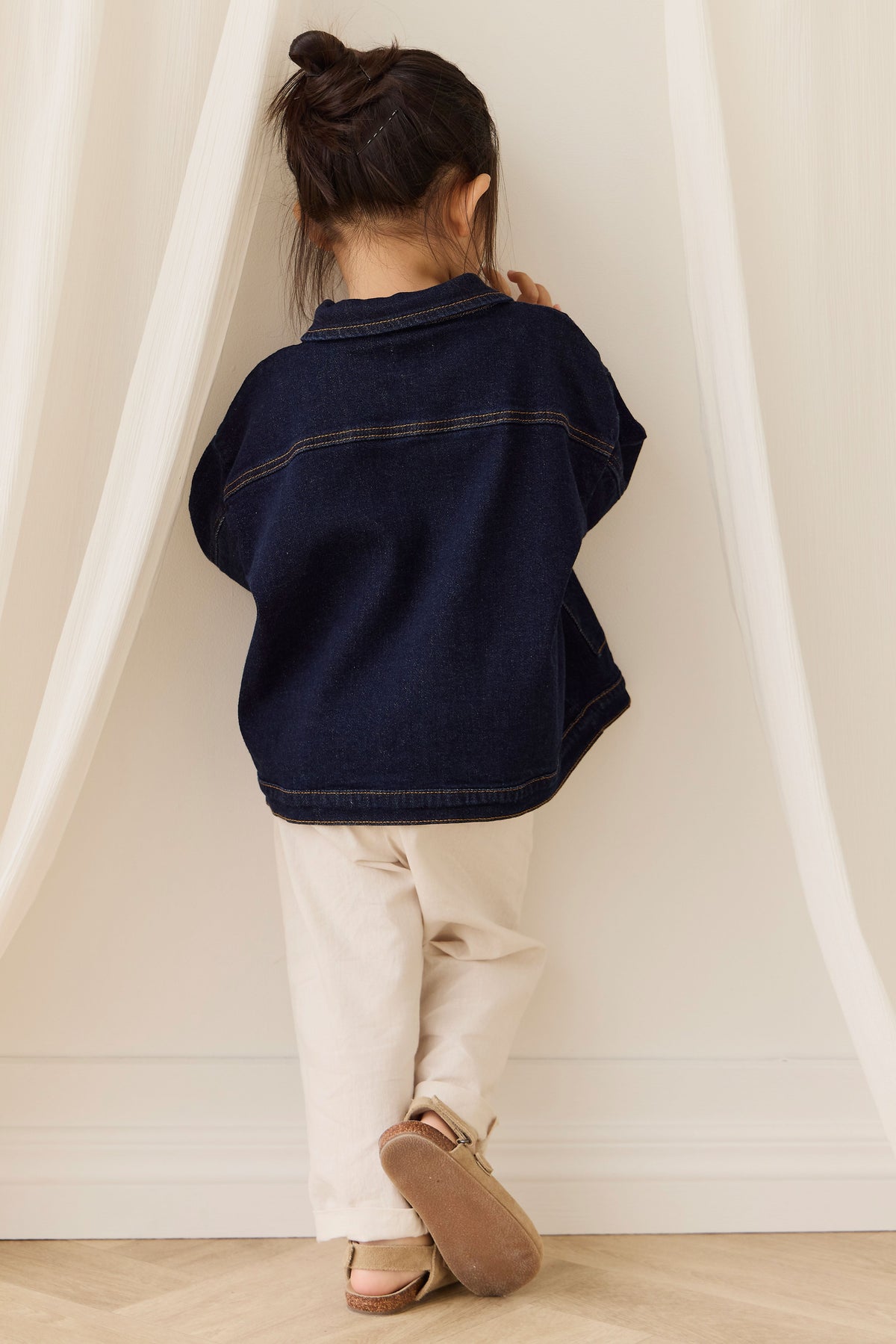 Veste en jean classique bleu indigo foncé avec surpiqûres contrastantes et boutons sans nickel pour enfants