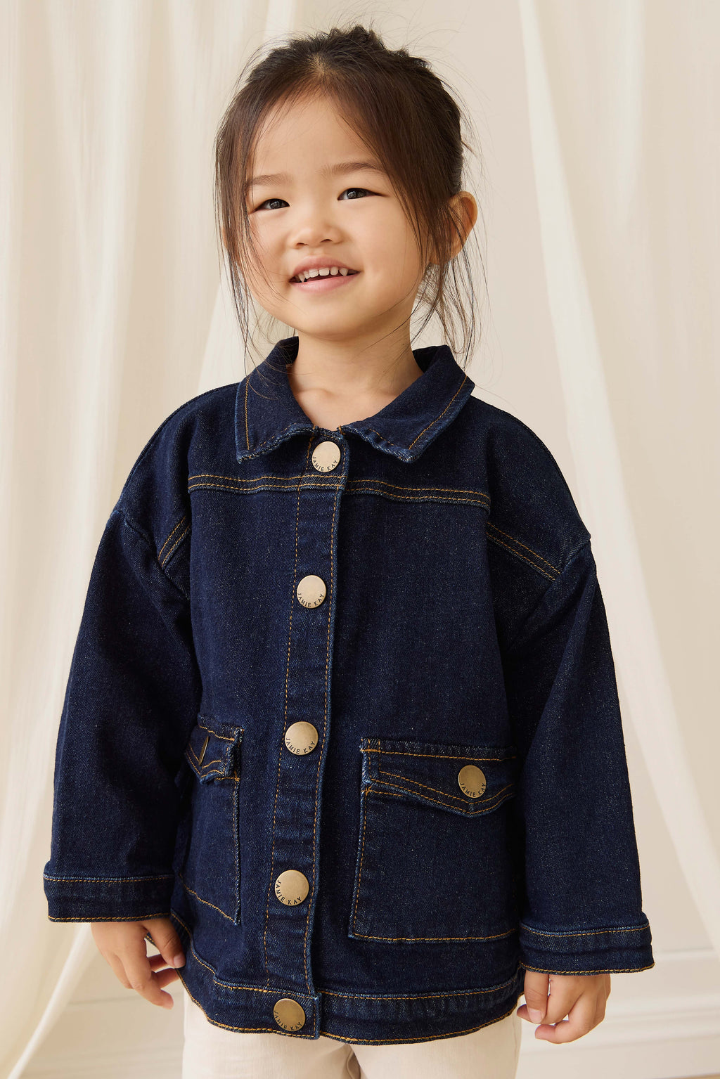 Veste en jean classique bleu indigo foncé avec surpiqûres contrastantes et boutons sans nickel pour enfants