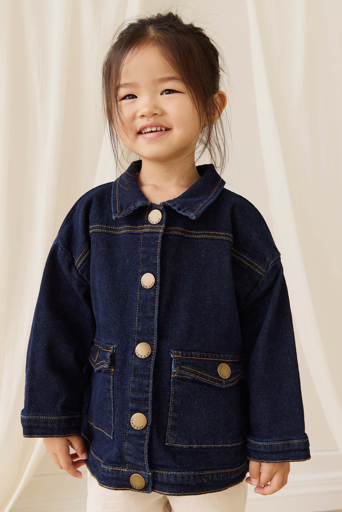 Veste en jean classique bleu indigo foncé avec surpiqûres contrastantes et boutons sans nickel pour enfants
