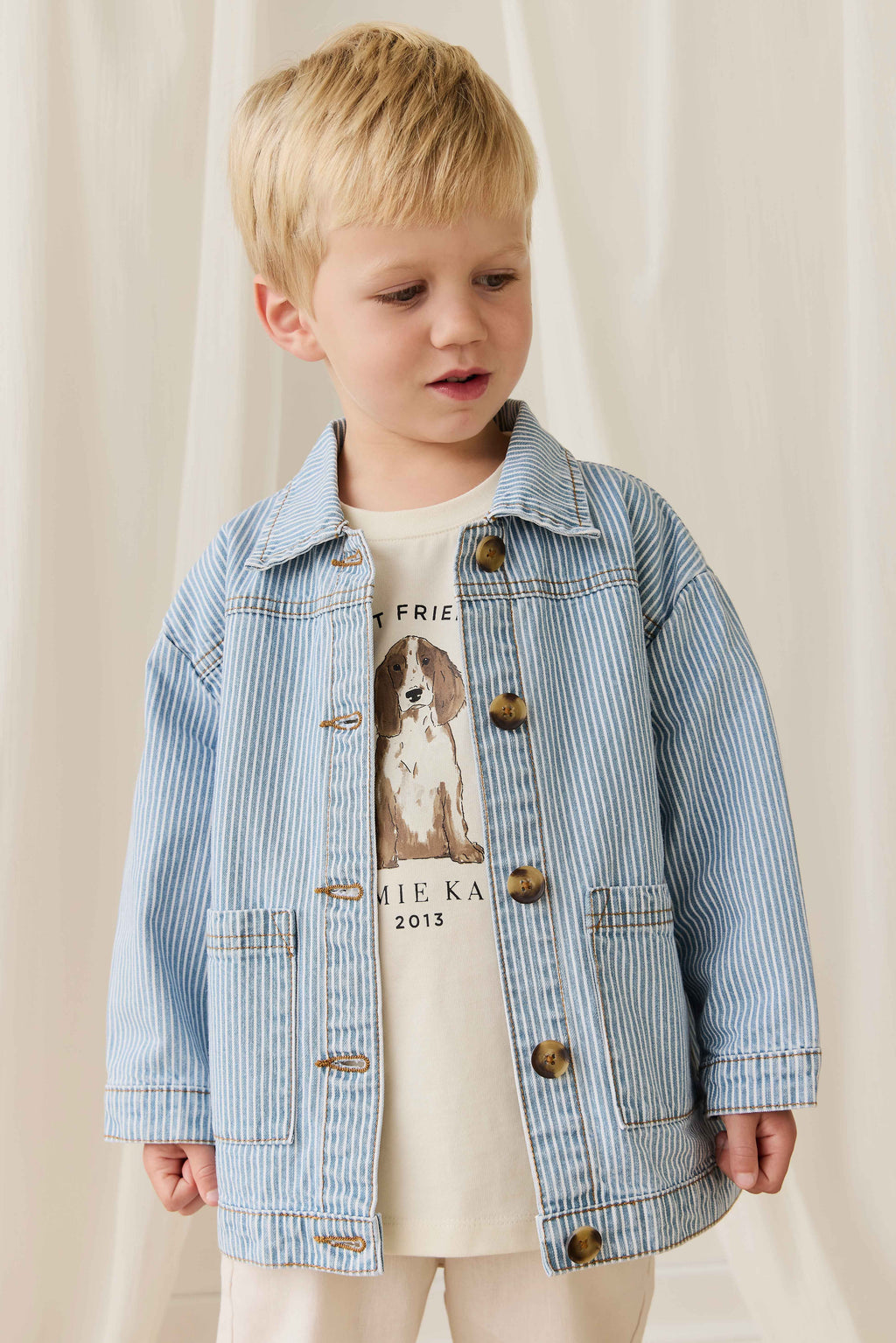 Veste enfant vintage en coton à fines rayures bleu clair, avec fermeture boutonnée et poches plaquées