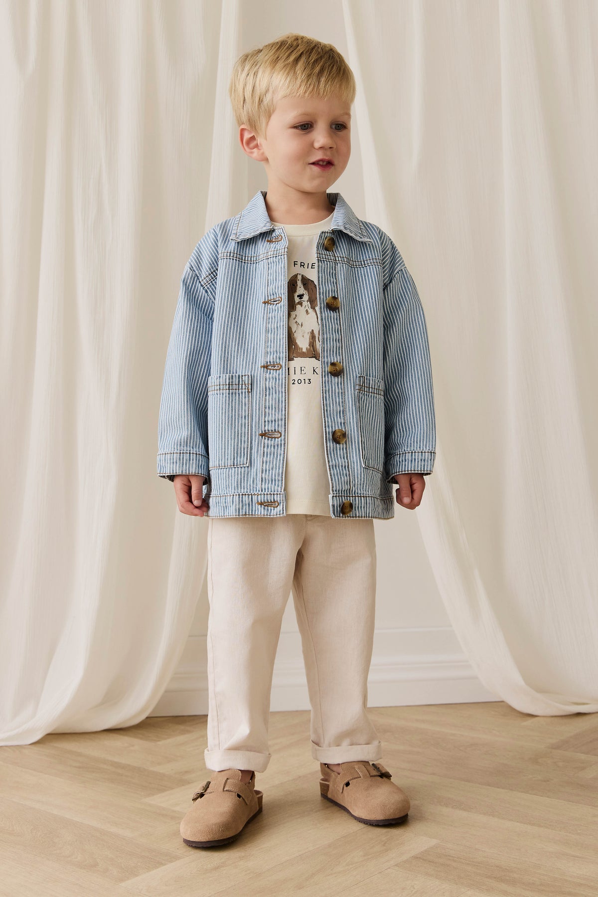 Veste enfant vintage en coton à fines rayures bleu clair, avec fermeture boutonnée et poches plaquées