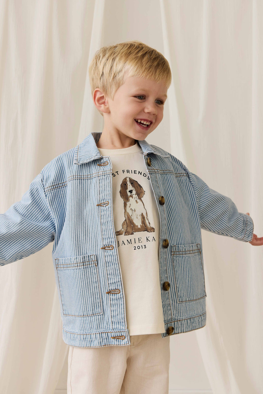 Veste enfant vintage en coton à fines rayures bleu clair, avec fermeture boutonnée et poches plaquées
