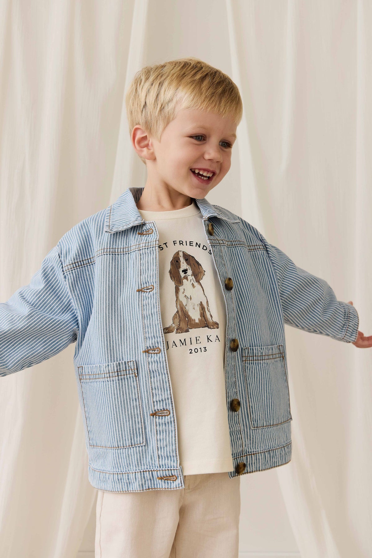 Veste enfant vintage en coton à fines rayures bleu clair, avec fermeture boutonnée et poches plaquées