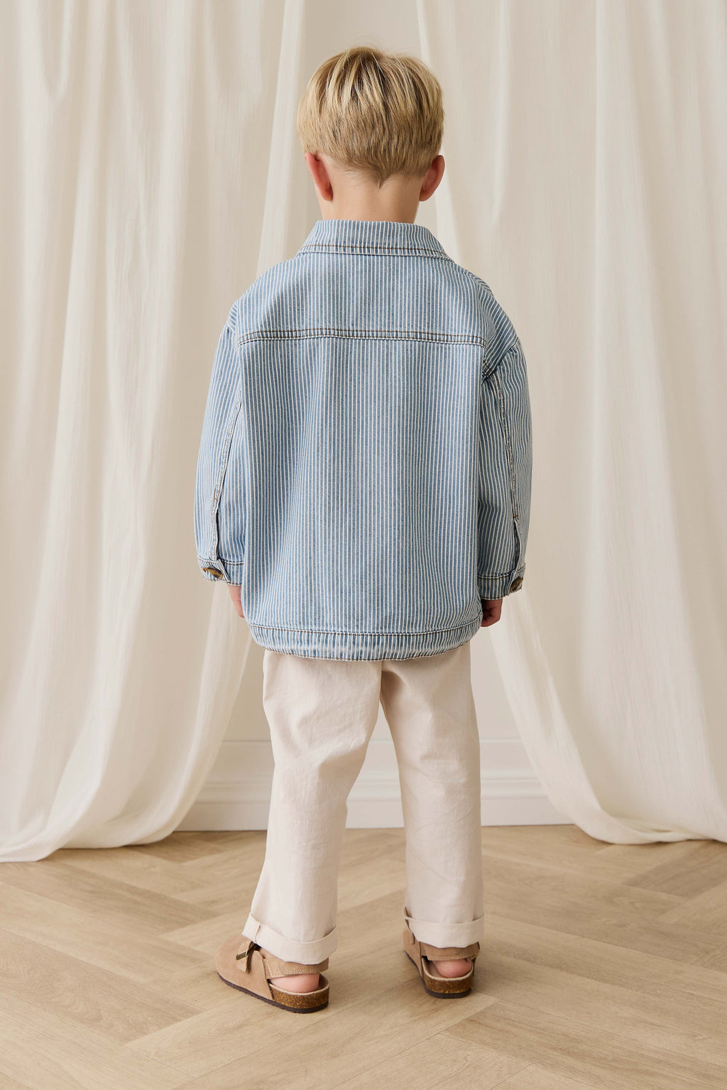 Veste enfant vintage en coton à fines rayures bleu clair, avec fermeture boutonnée et poches plaquées