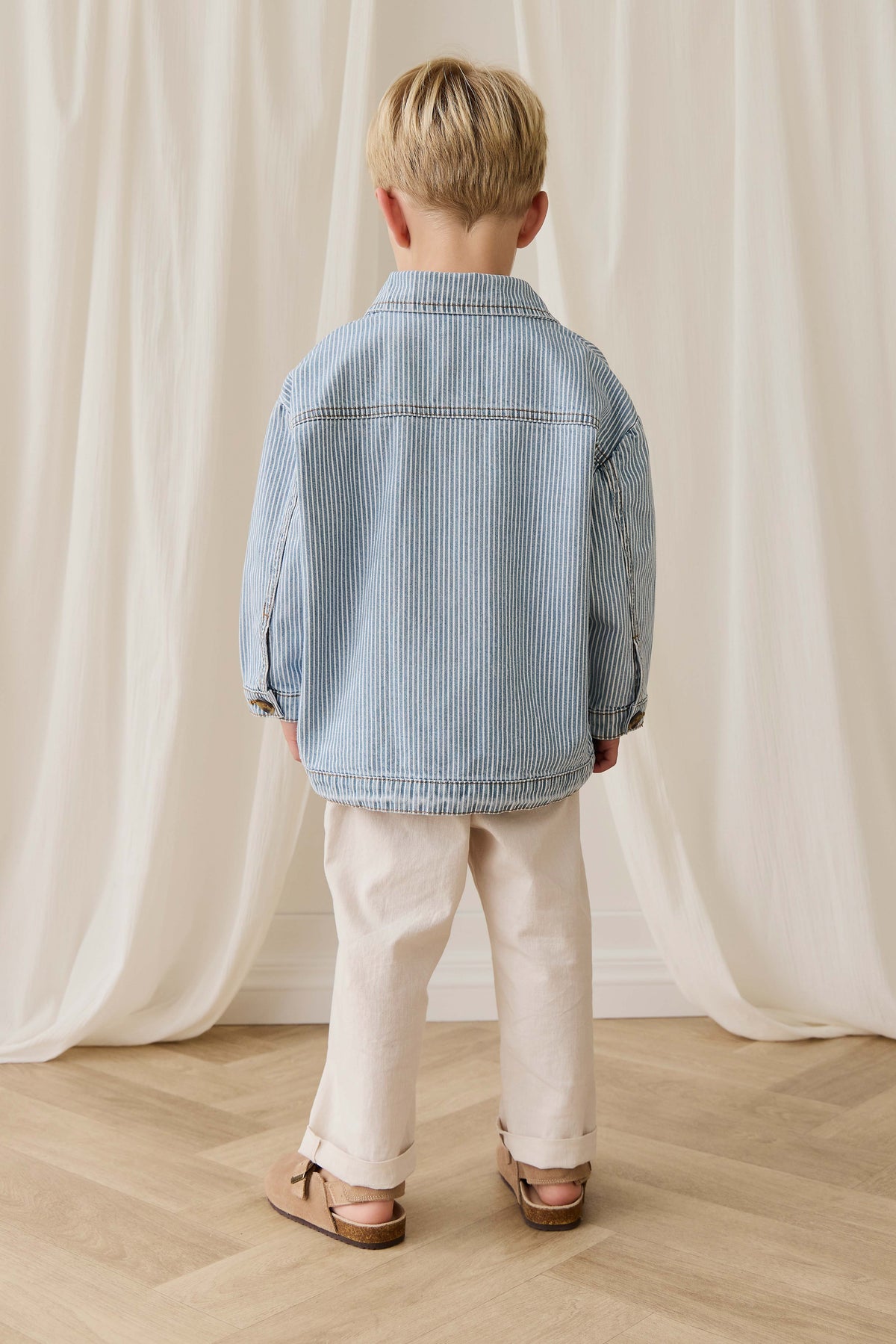 Veste enfant vintage en coton à fines rayures bleu clair, avec fermeture boutonnée et poches plaquées