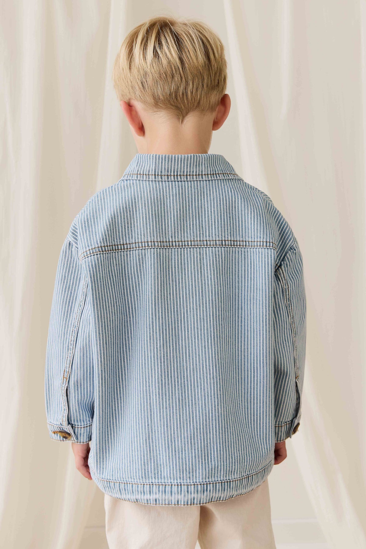 Veste enfant vintage en coton à fines rayures bleu clair, avec fermeture boutonnée et poches plaquées