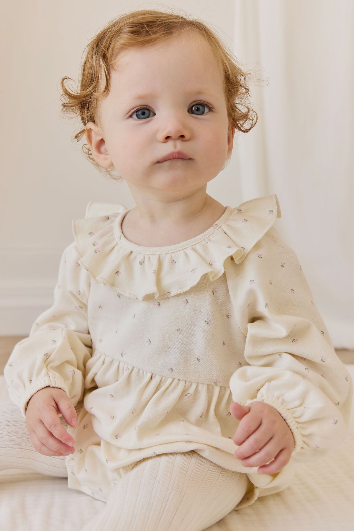 Barboteuse en coton biologique à motif de cerises romantiques avec col volanté pour bébés et tout-petits