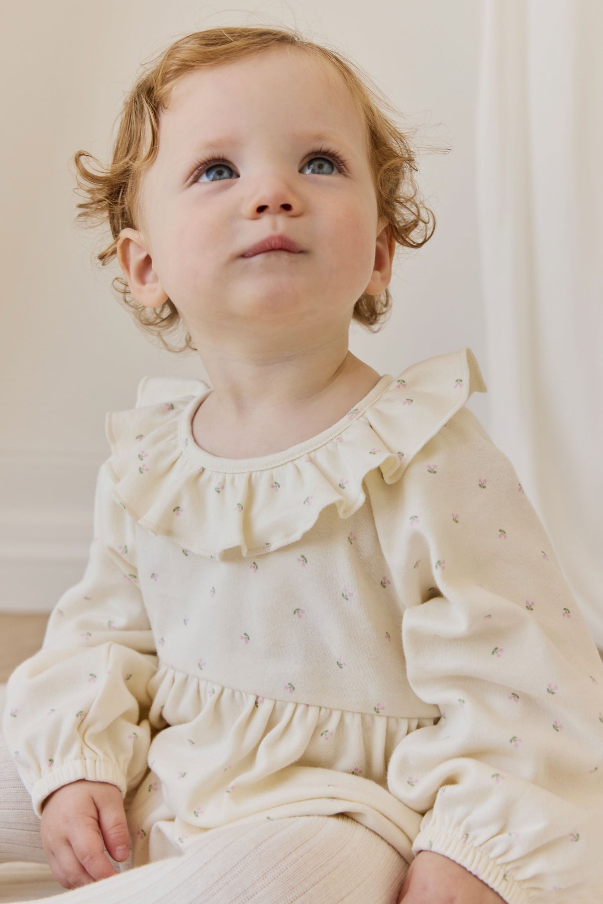 Barboteuse en coton biologique à motif de cerises romantiques avec col volanté pour bébés et tout-petits