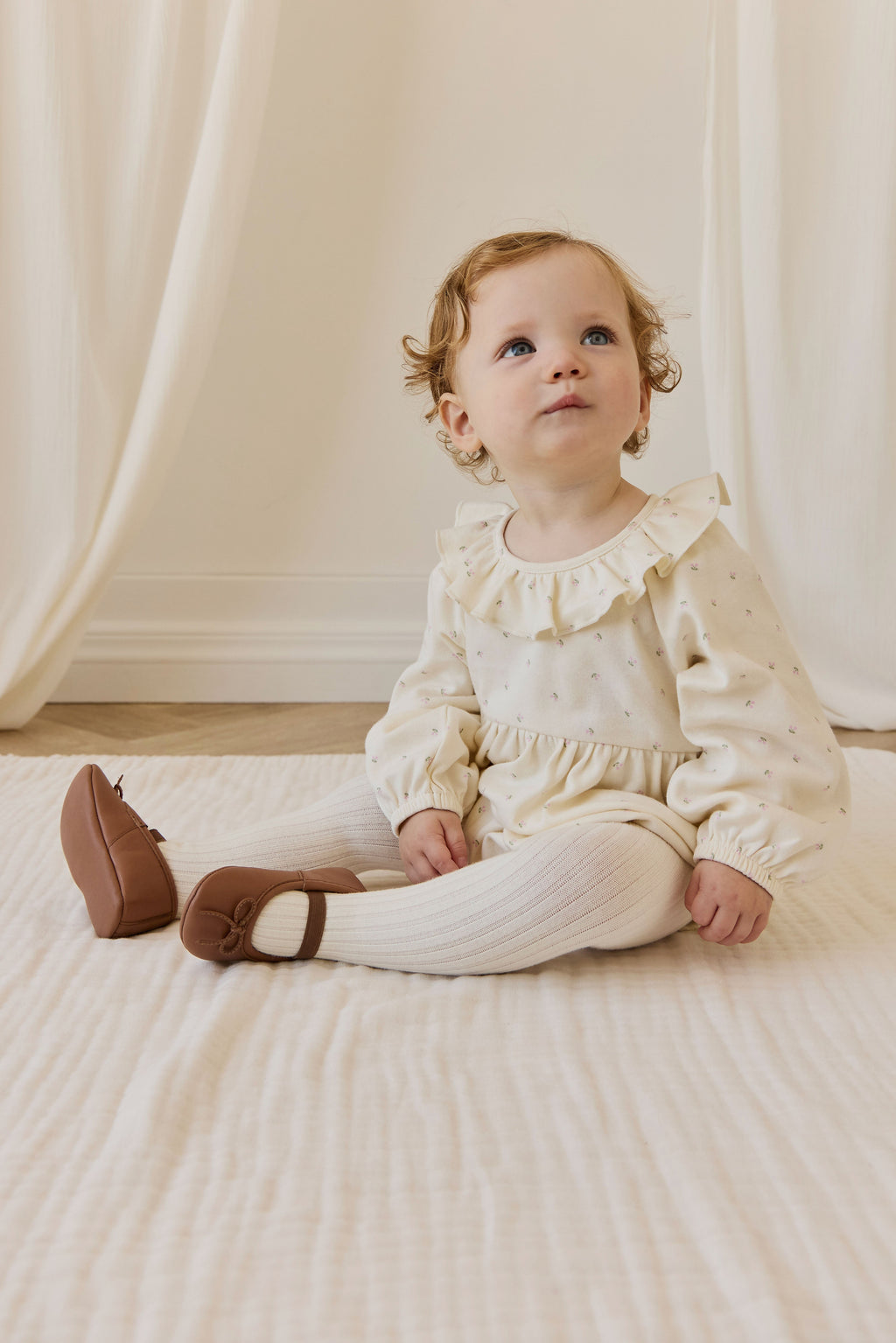 Barboteuse en coton biologique à motif de cerises romantiques avec col volanté pour bébés et tout-petits