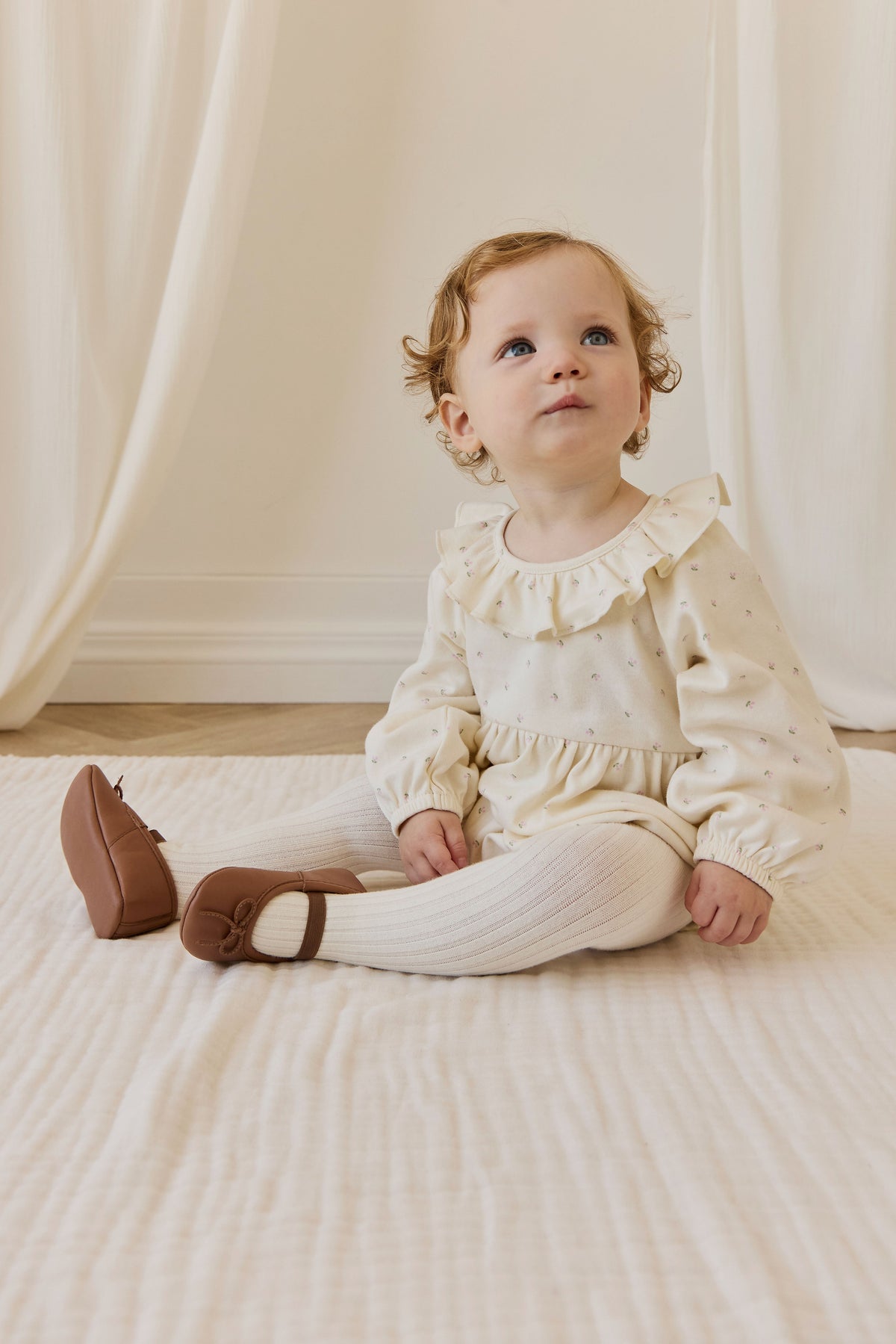 Barboteuse en coton biologique à motif de cerises romantiques avec col volanté pour bébés et tout-petits