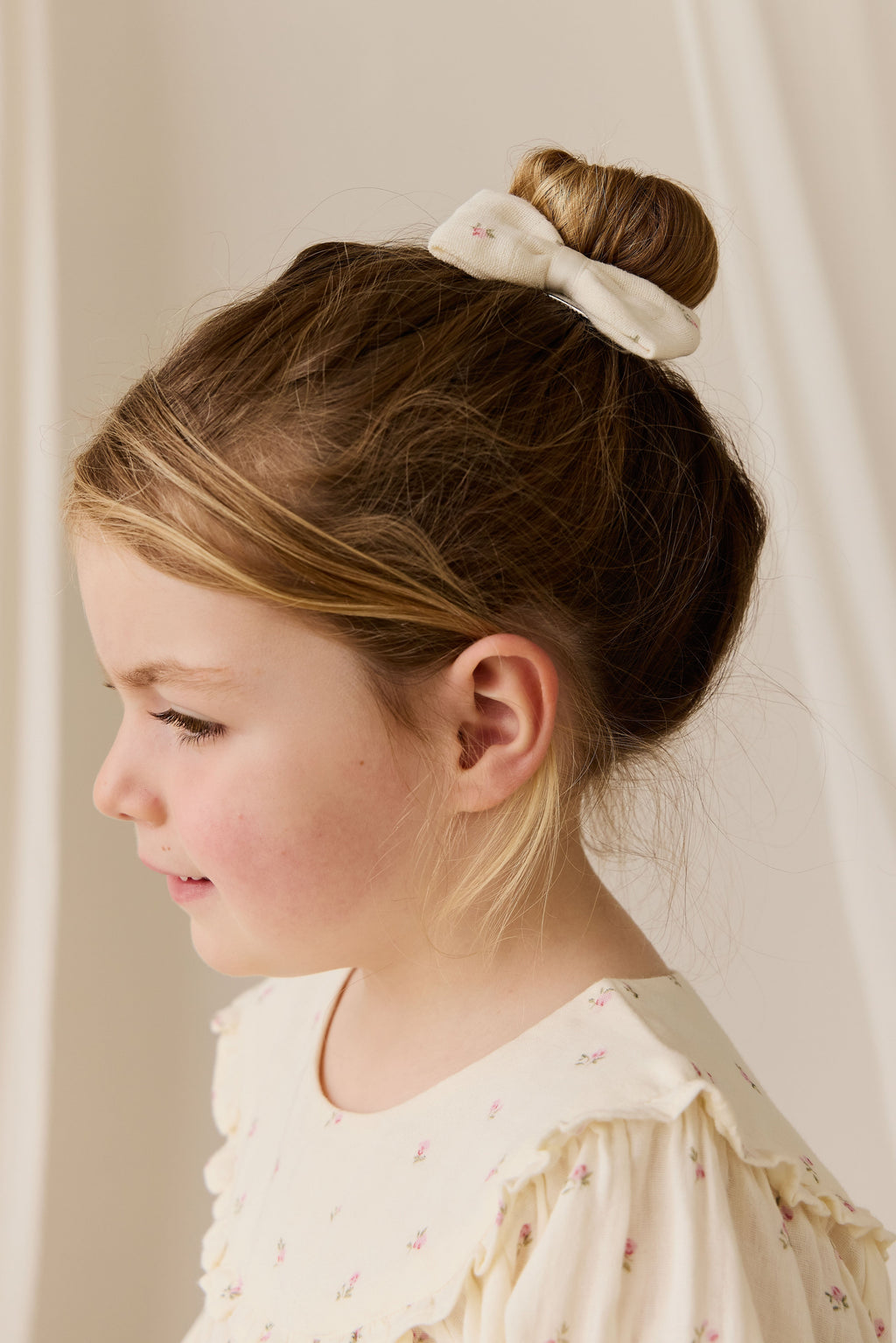 Chouchou romantique en coton biologique crème à fleurs avec nœud central pour filles