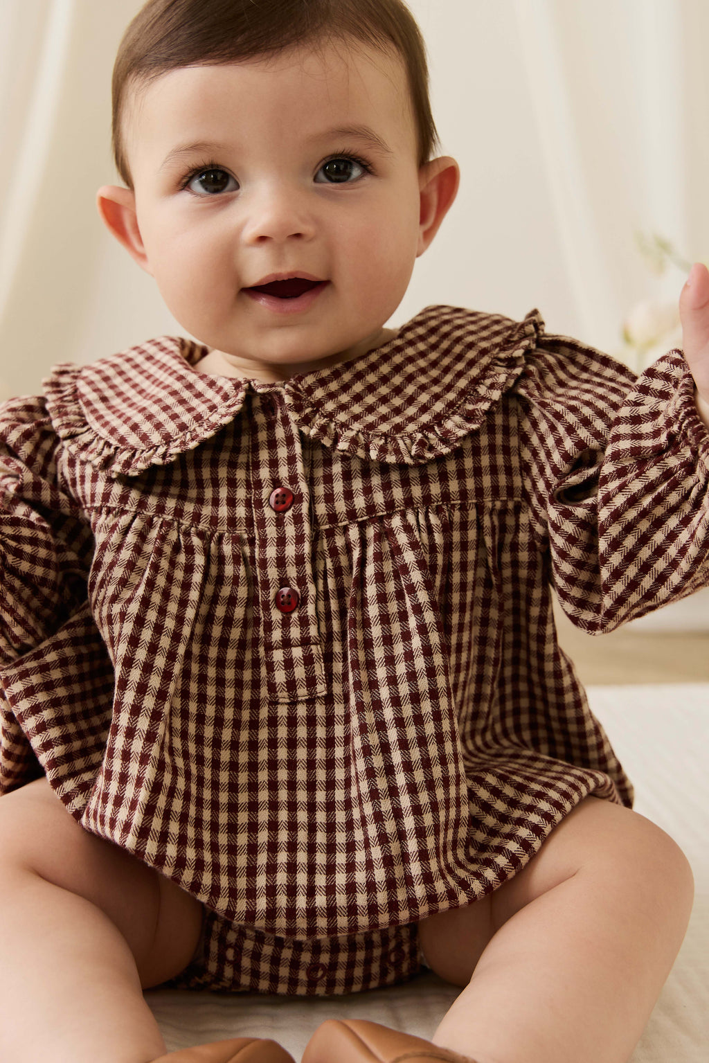 Barboteuse vintage en vichy cannelle en coton biologique avec col délicat pour bébés et tout-petits