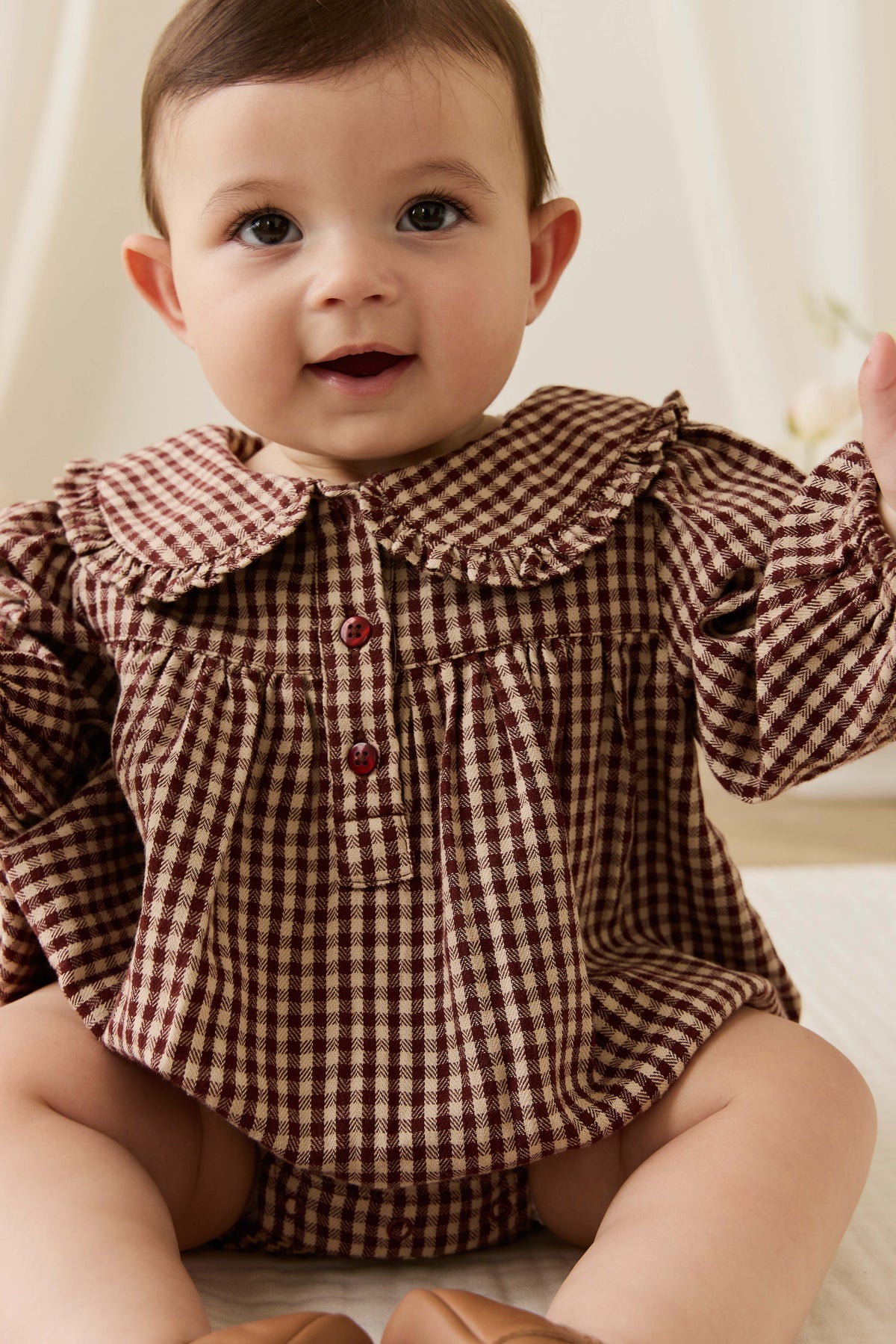 Barboteuse vintage en vichy cannelle en coton biologique avec col délicat pour bébés et tout-petits