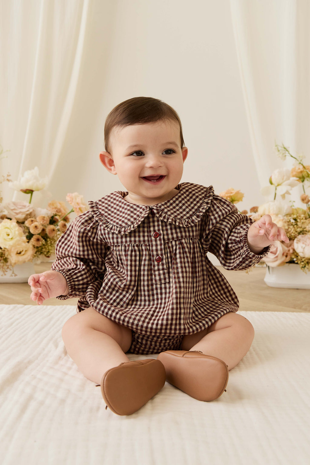 Barboteuse vintage en vichy cannelle en coton biologique avec col délicat pour bébés et tout-petits