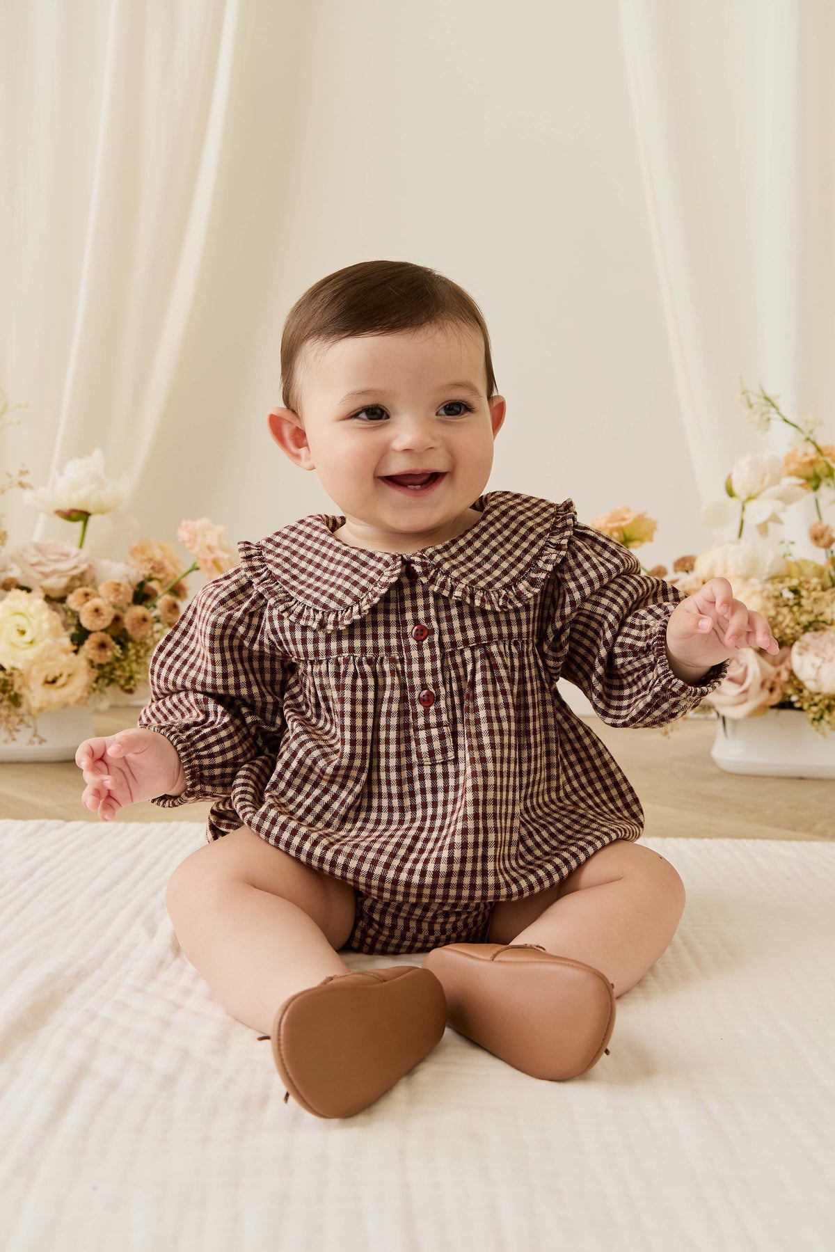 Barboteuse vintage en vichy cannelle en coton biologique avec col délicat pour bébés et tout-petits