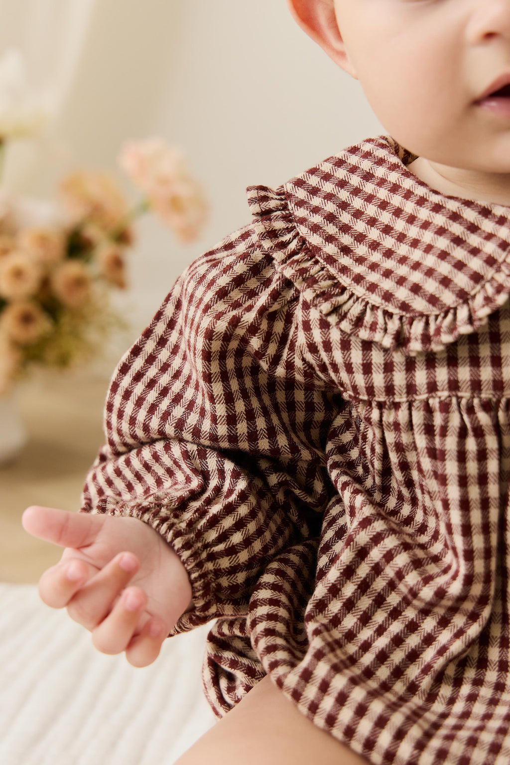 Barboteuse vintage en vichy cannelle en coton biologique avec col délicat pour bébés et tout-petits