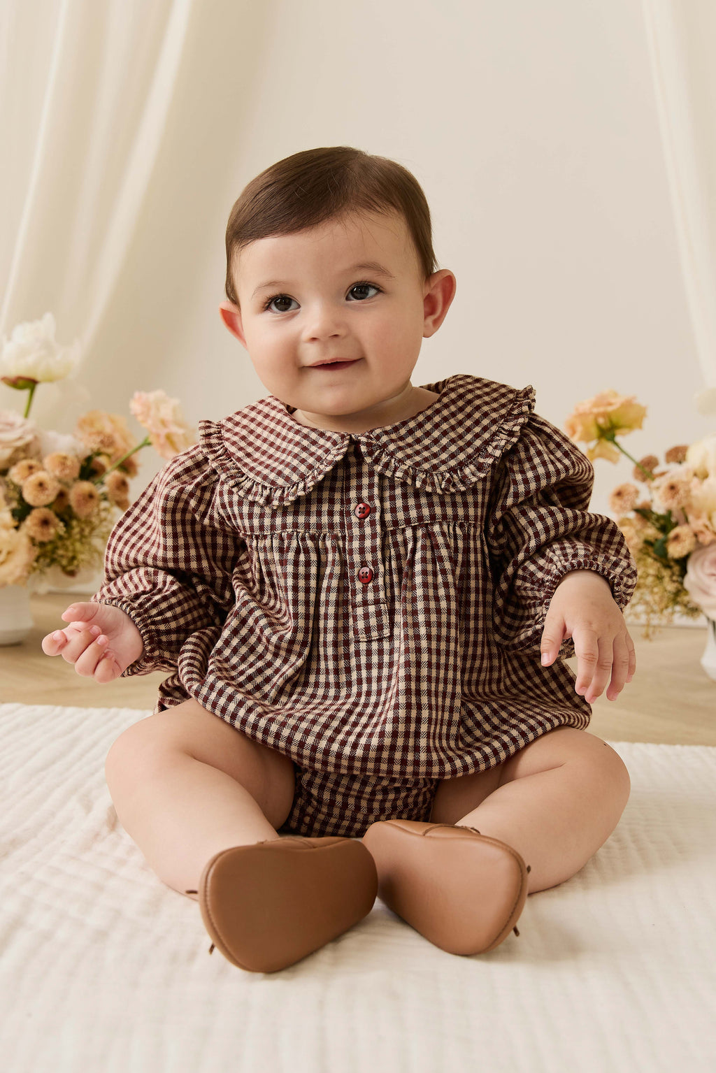 Barboteuse vintage en vichy cannelle en coton biologique avec col délicat pour bébés et tout-petits