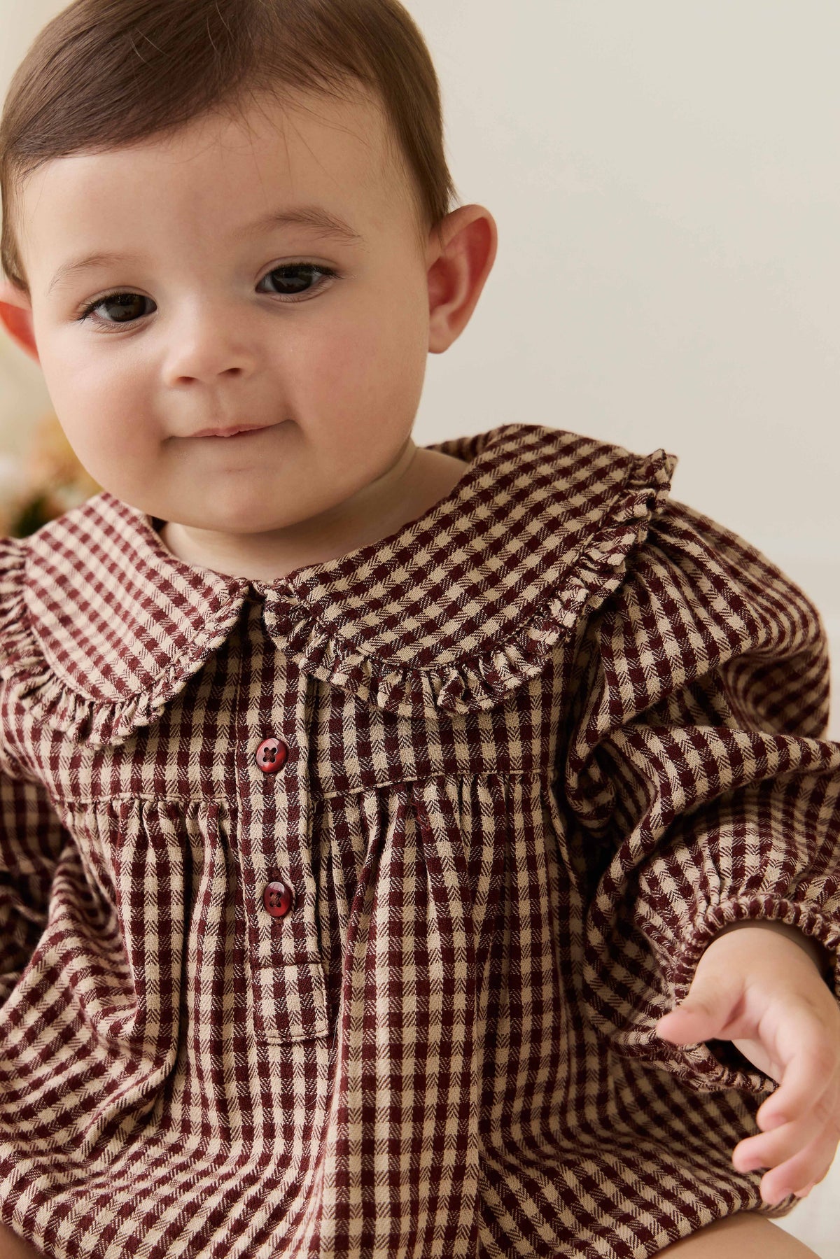 Barboteuse vintage en vichy cannelle en coton biologique avec col délicat pour bébés et tout-petits
