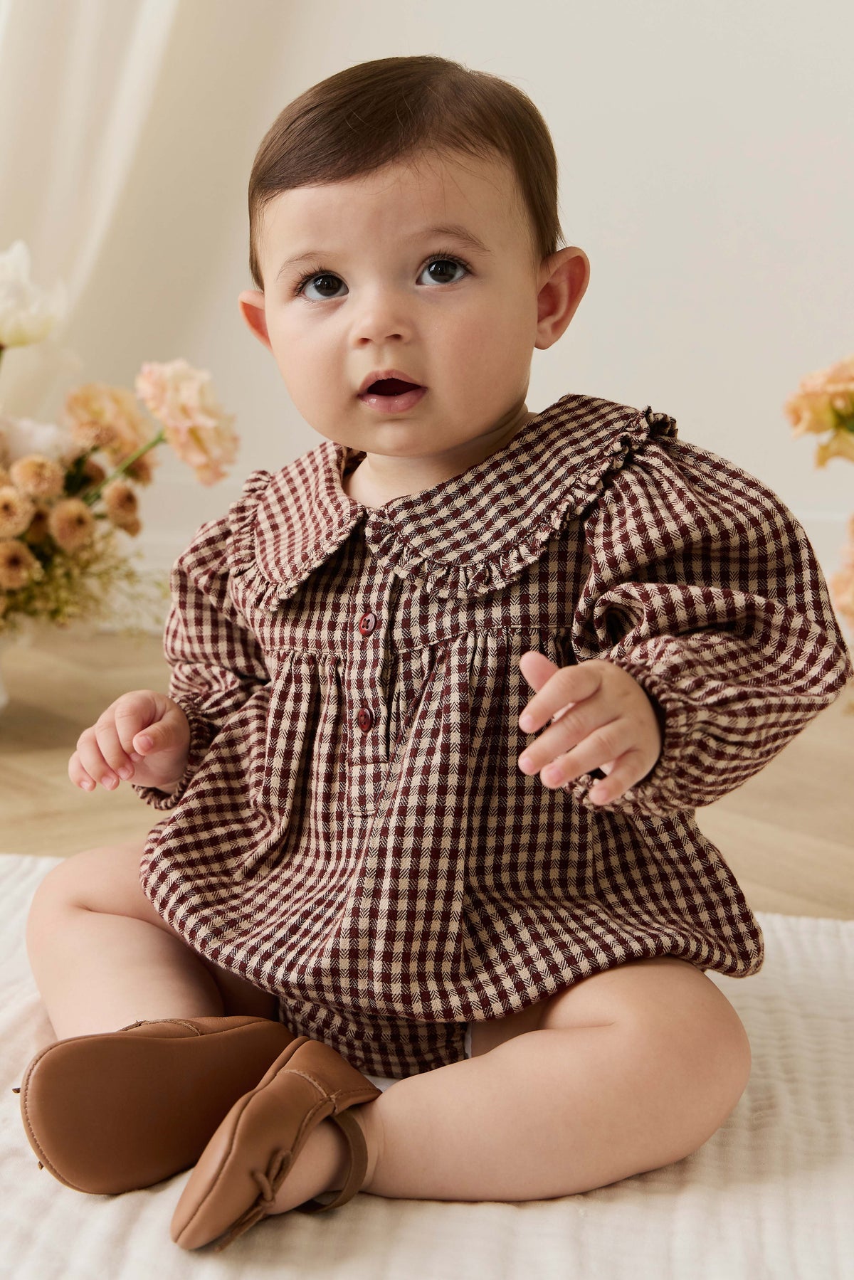 Barboteuse vintage en vichy cannelle en coton biologique avec col délicat pour bébés et tout-petits