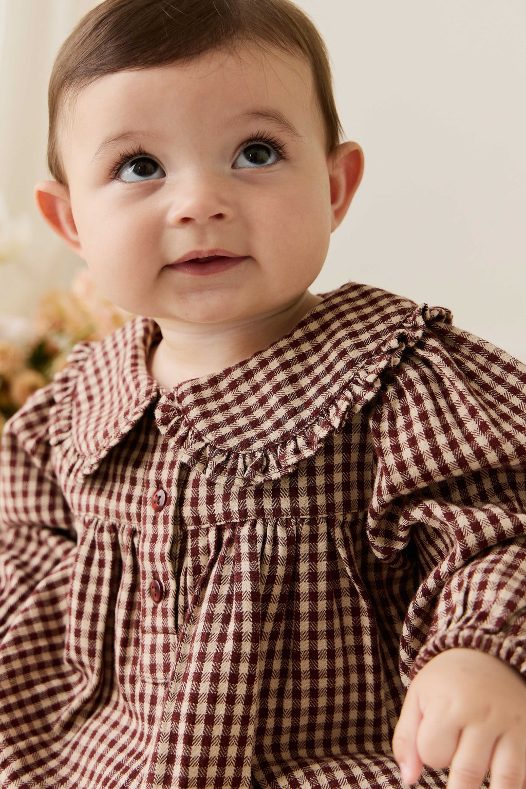 Barboteuse vintage en vichy cannelle en coton biologique avec col délicat pour bébés et tout-petits