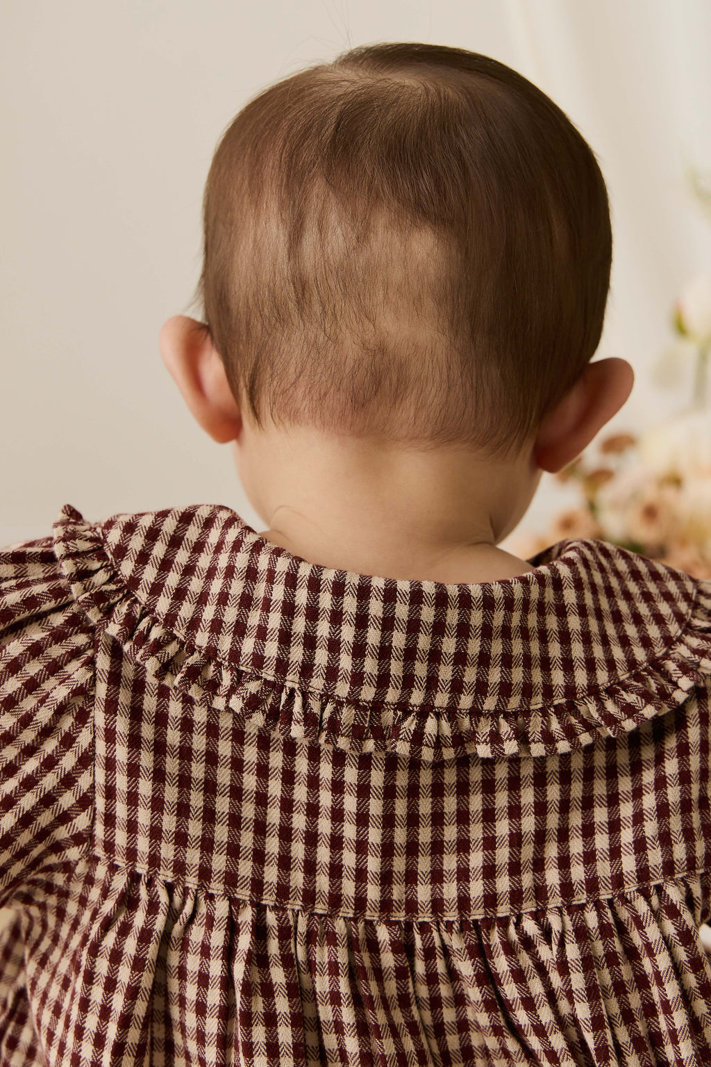 Barboteuse vintage en vichy cannelle en coton biologique avec col délicat pour bébés et tout-petits
