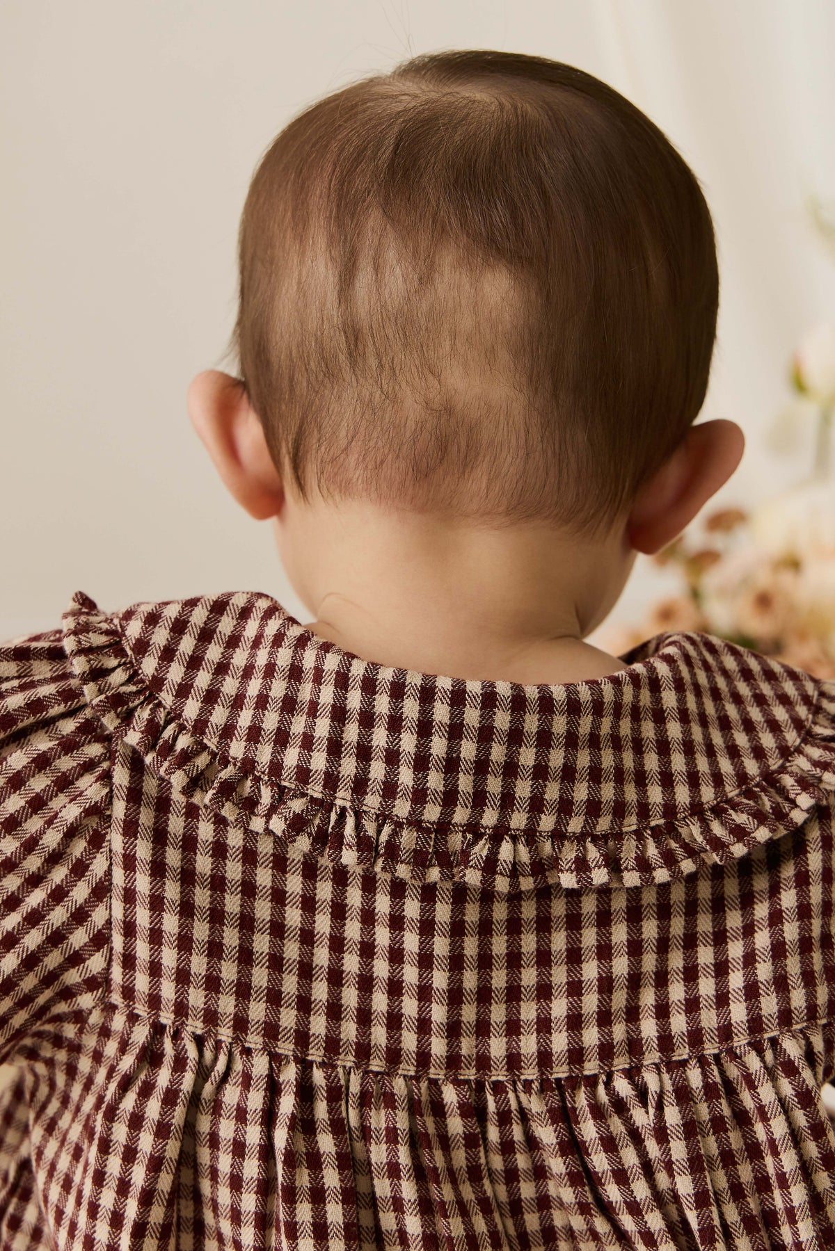 Barboteuse vintage en vichy cannelle en coton biologique avec col délicat pour bébés et tout-petits