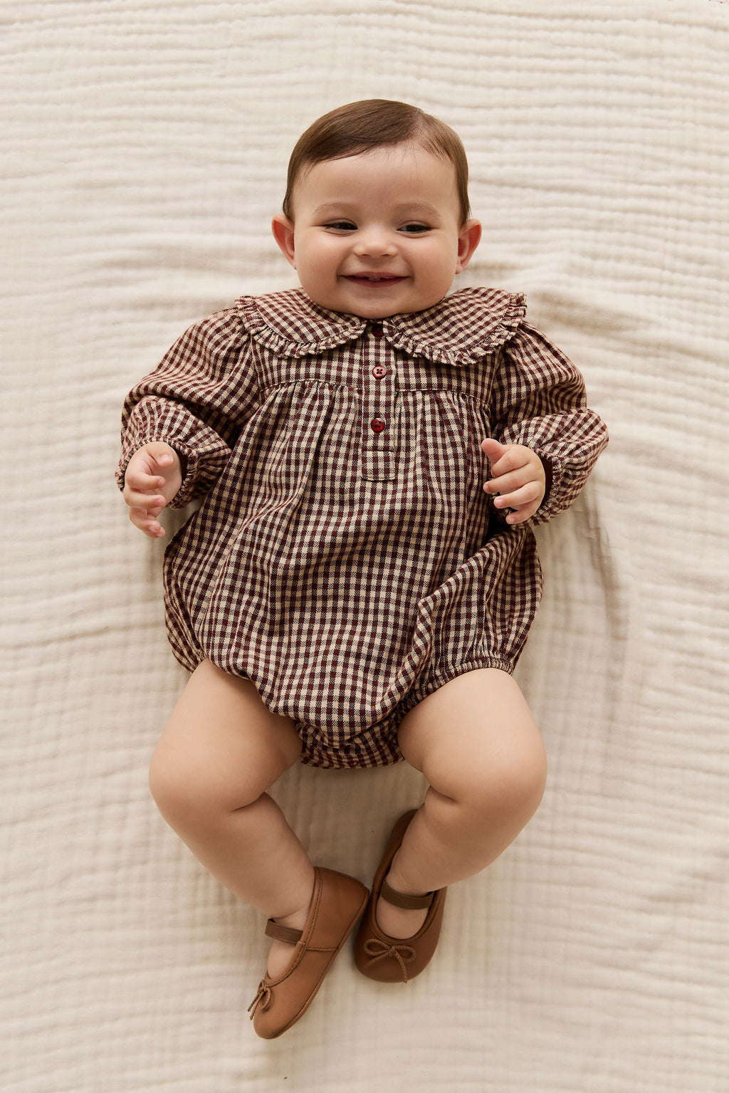 Barboteuse vintage en vichy cannelle en coton biologique avec col délicat pour bébés et tout-petits