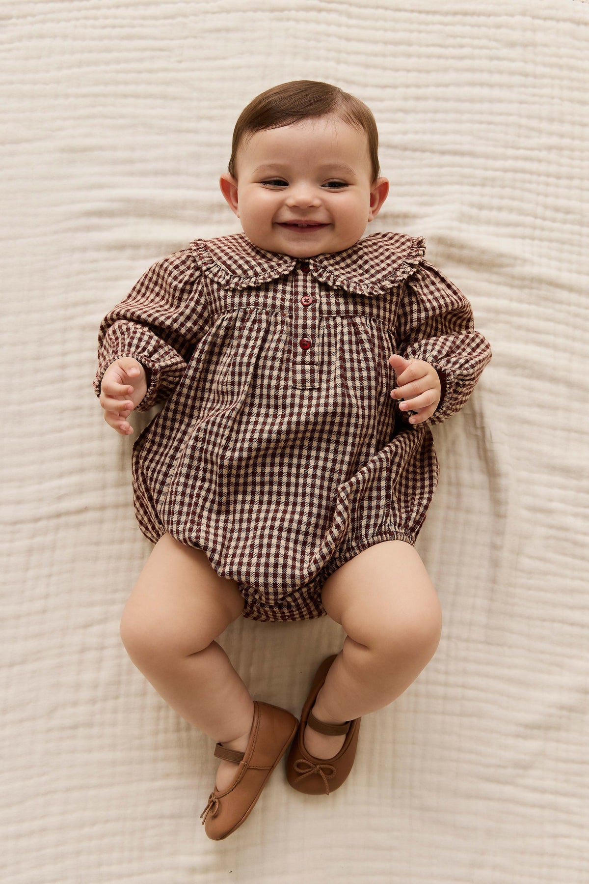 Barboteuse vintage en vichy cannelle en coton biologique avec col délicat pour bébés et tout-petits