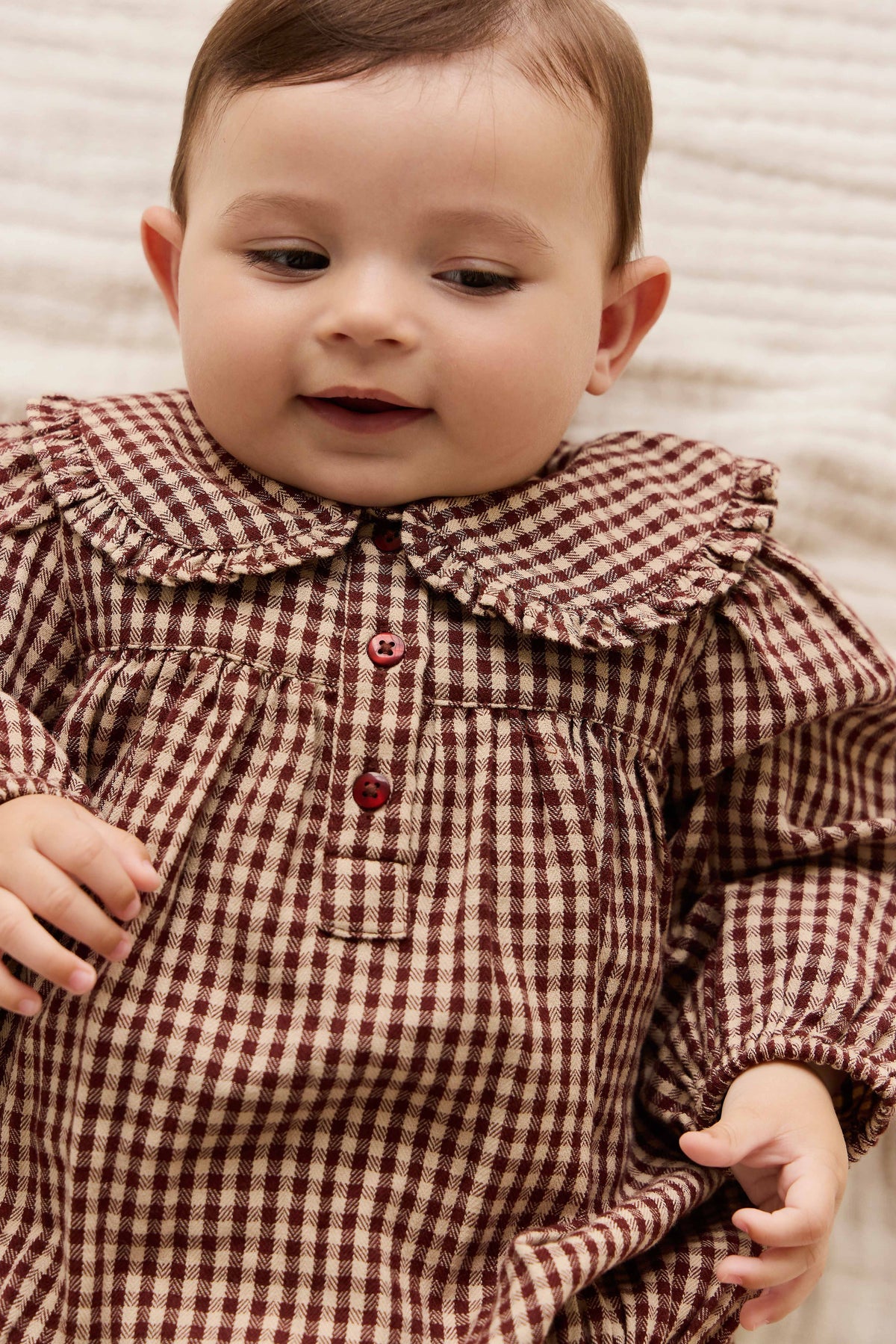 Barboteuse vintage en vichy cannelle en coton biologique avec col délicat pour bébés et tout-petits