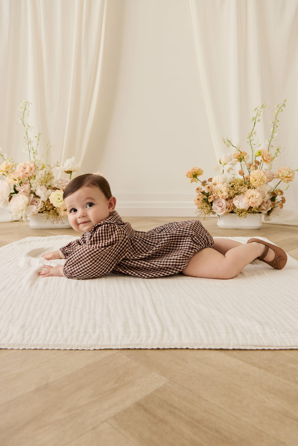 Barboteuse vintage en vichy cannelle en coton biologique avec col délicat pour bébés et tout-petits