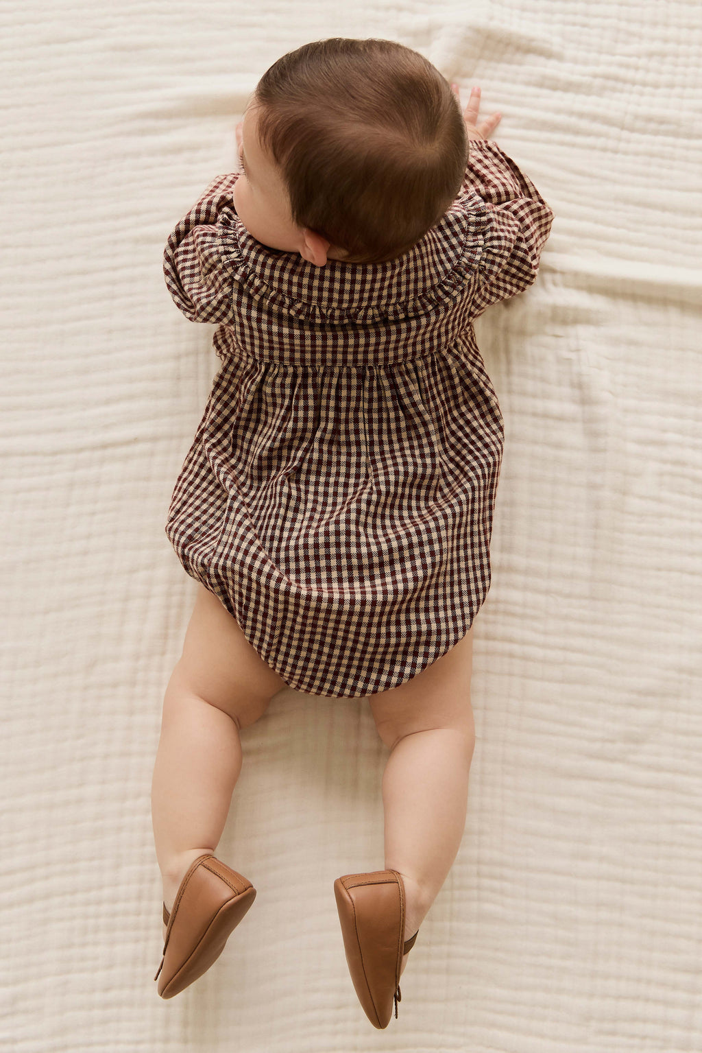 Barboteuse vintage en vichy cannelle en coton biologique avec col délicat pour bébés et tout-petits