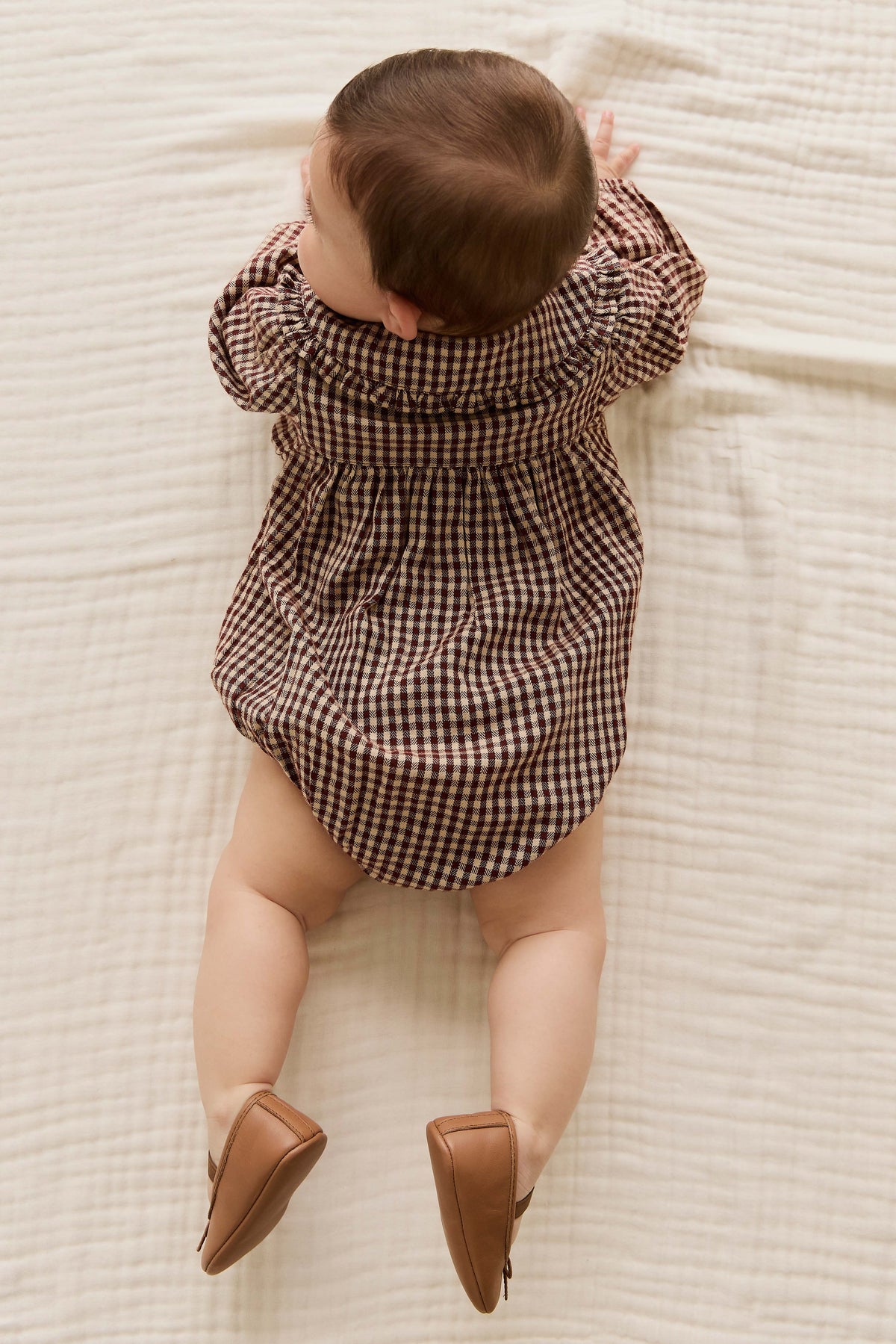 Barboteuse vintage en vichy cannelle en coton biologique avec col délicat pour bébés et tout-petits