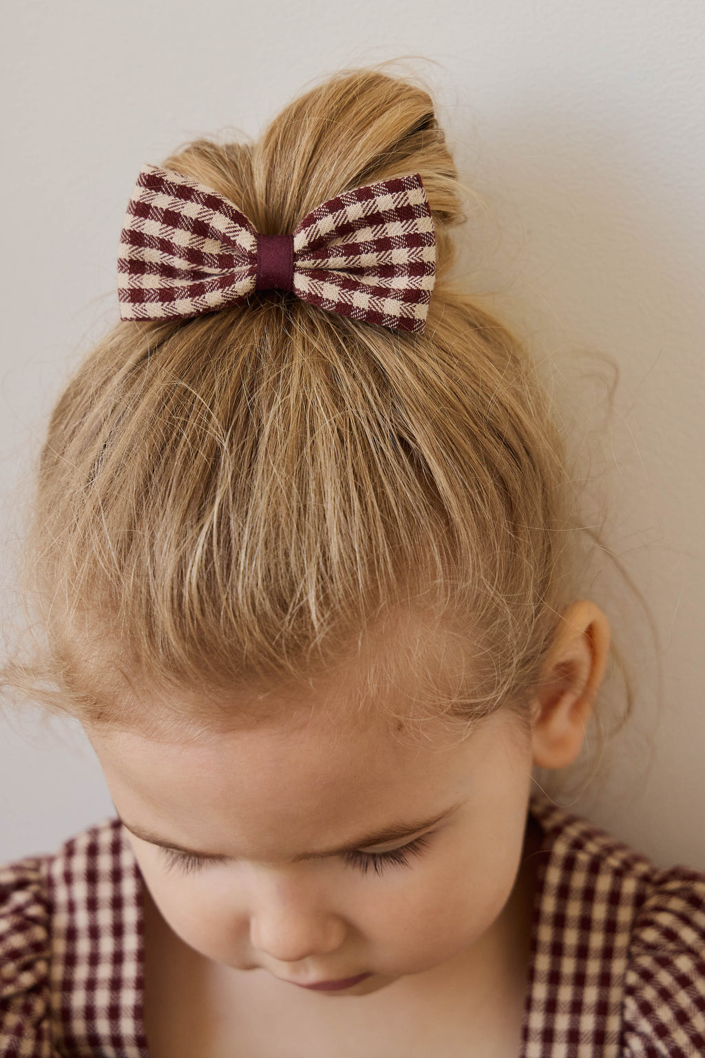 Nœud pour cheveux classique en vichy cannelle en coton biologique avec nœud central pour filles