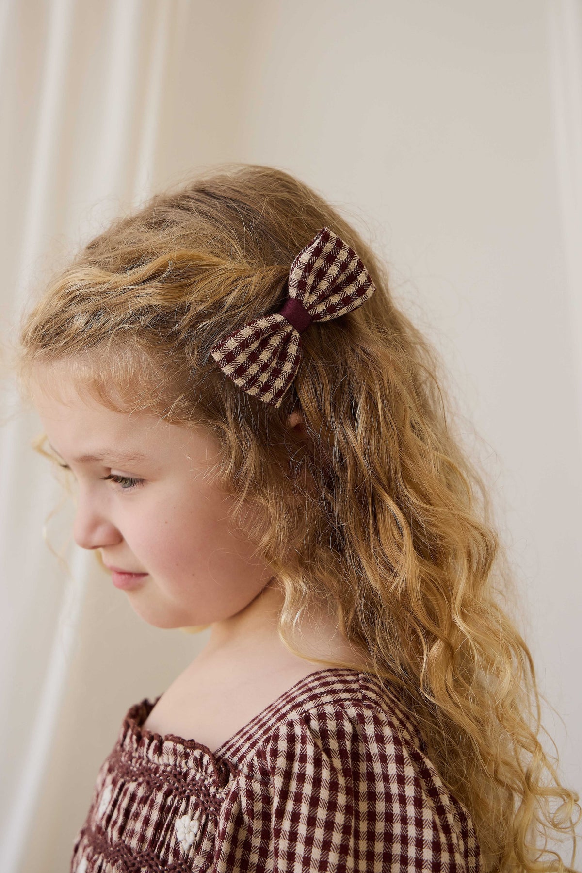 Nœud pour cheveux classique en vichy cannelle en coton biologique avec nœud central pour filles