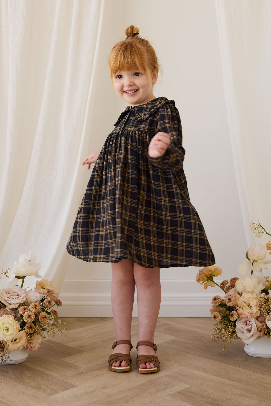 Robe classique en coton biologique à carreaux Woodland avec col Claudine et corsage froncé pour filles